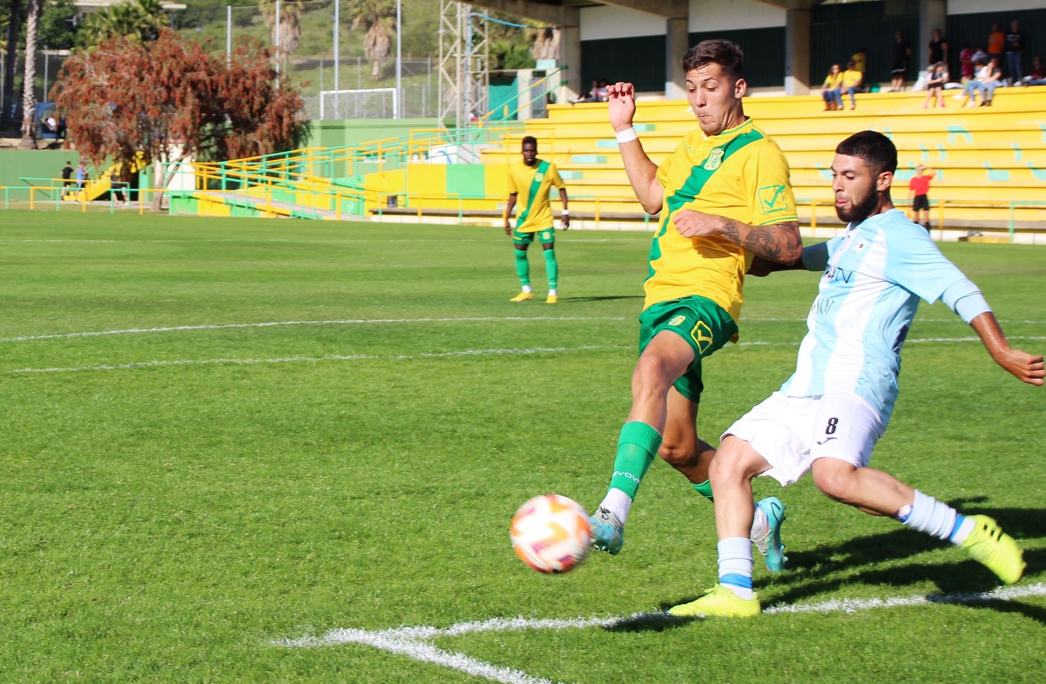 El jugador de la UD Los Barrios, Bermúdez, se adelanta a Johnny, de la Lebrijana, uno de los jugadores por los que ha reclamado la Unión