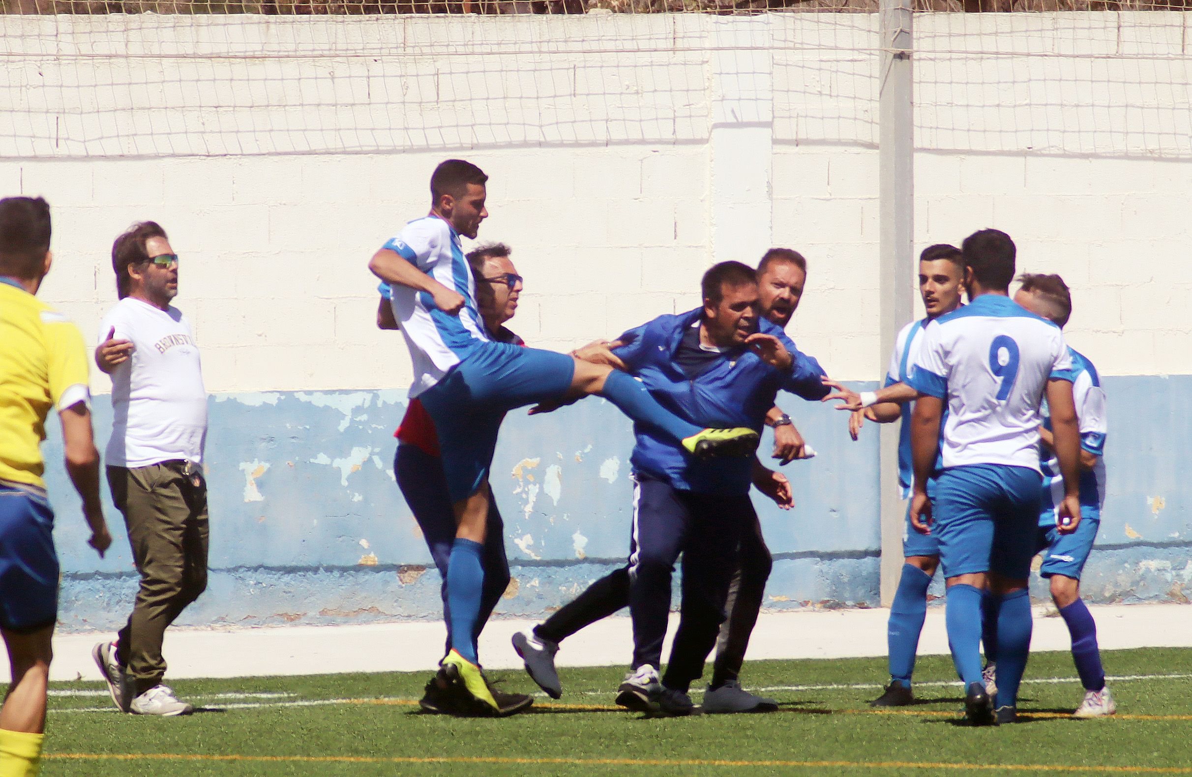 Momento en el que Edu Casas, jugador del Atlético Pastores, agrede a un técnico del Trebujena Balompié