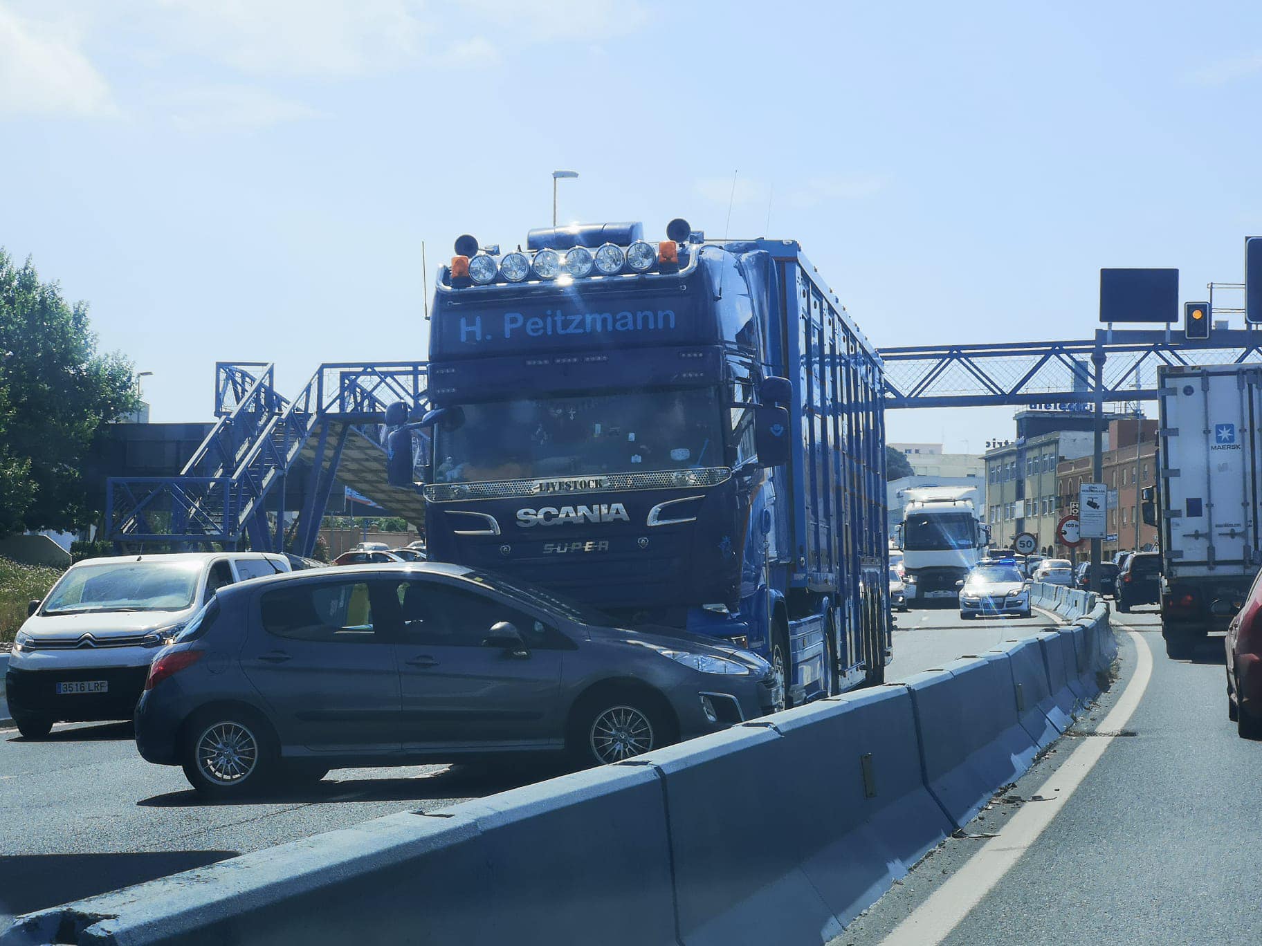 Un aparatoso accidente entre un camión y un turismo en la A7 en Algeciras se salda sin heridos. Foto: S.D./8Directo.