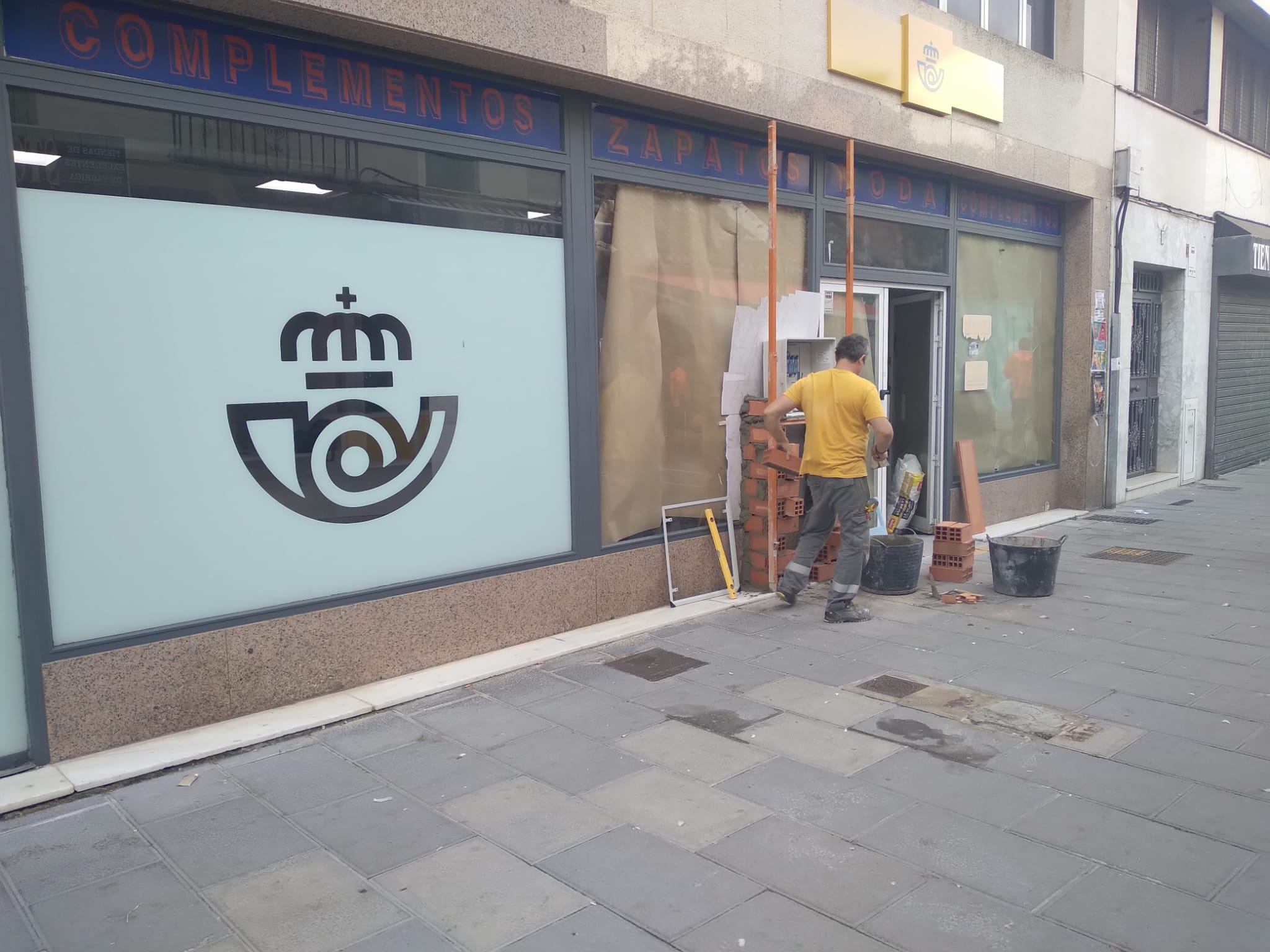 Un operario trabaja en el local de calle Tarifa de Correos.