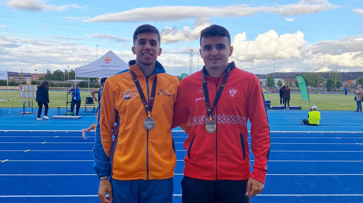 Los atletas del Bahía de Algeciras, Iván Piñero y Pablo Montalvo, posan con sus medallas en el Nacional Universitario