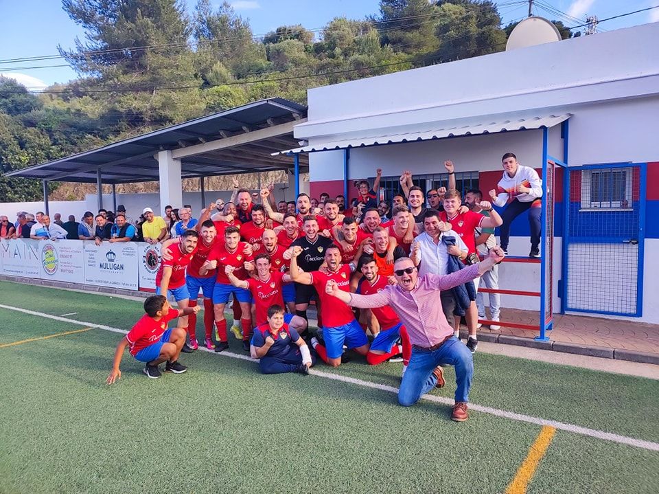 Los jugadores del CD Guadiaro celebran la victoria ante el Xerez DFC B