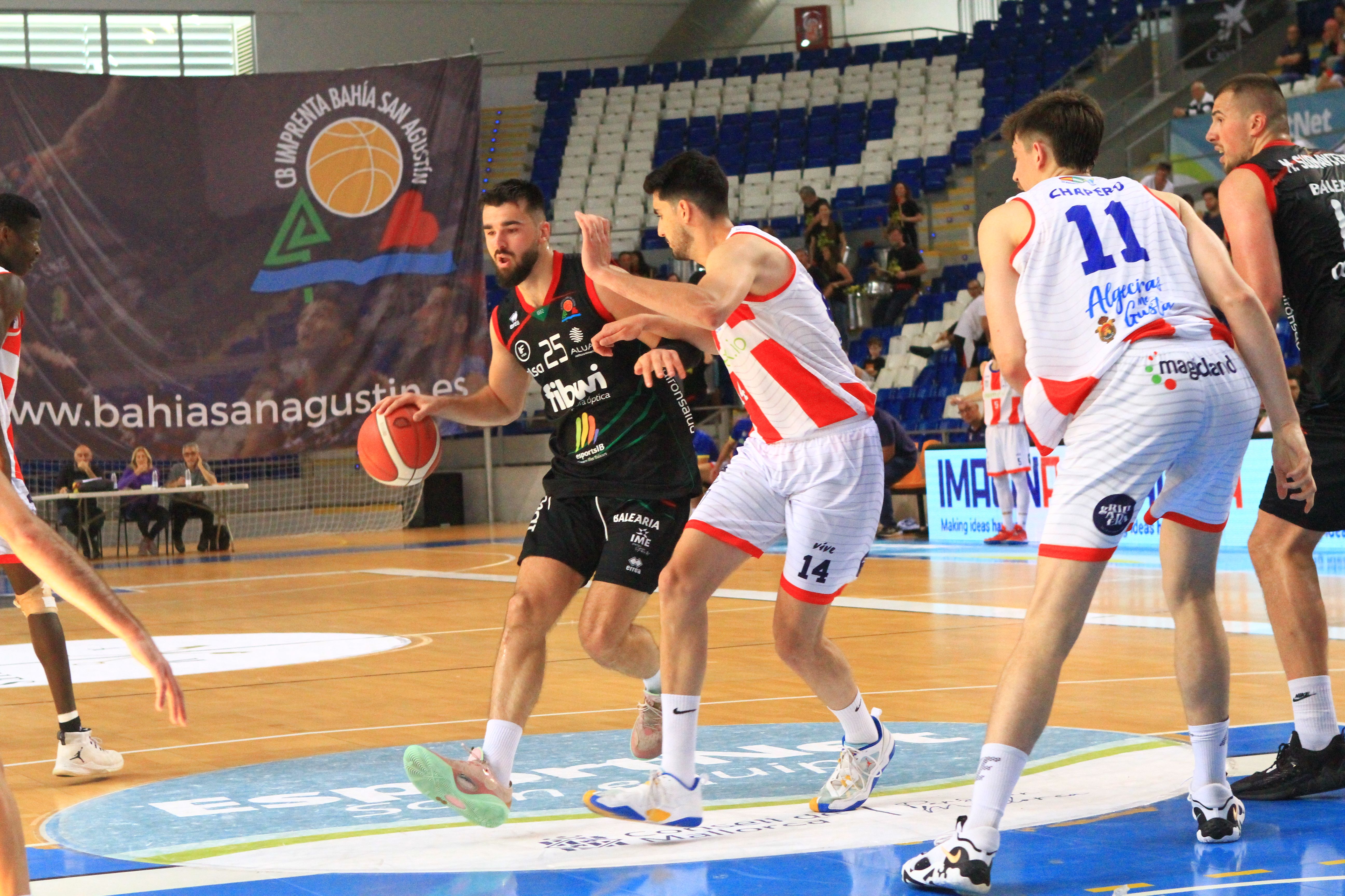 El local Viktor Kovacevic trata de zafarse de Álex Rodríguez en un momento del partido entre Fibwi Palma y UDEA/Foto: Bahía San Agustín