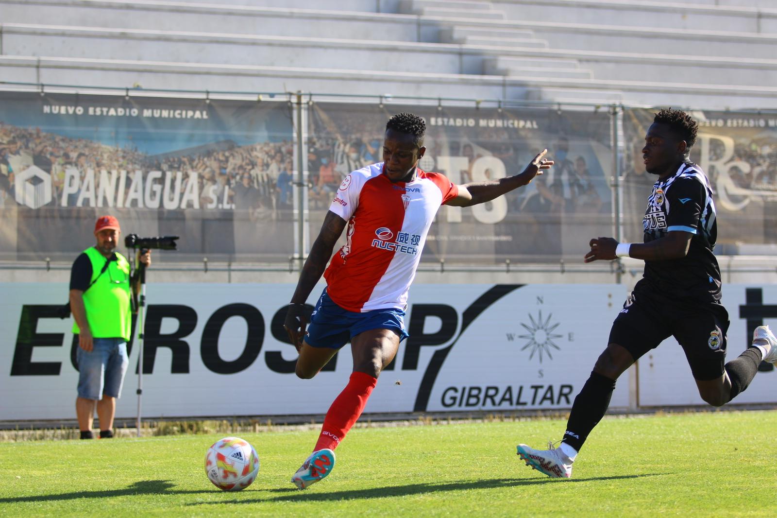 (0-2) El Algeciras CF vuelve a tomar el Municipal y sale del descenso