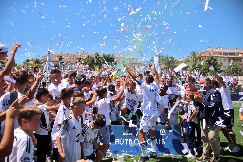 Los jugadores del Marbella FC festejan el ascenso conseguido de la mano de Emilio Fajardo