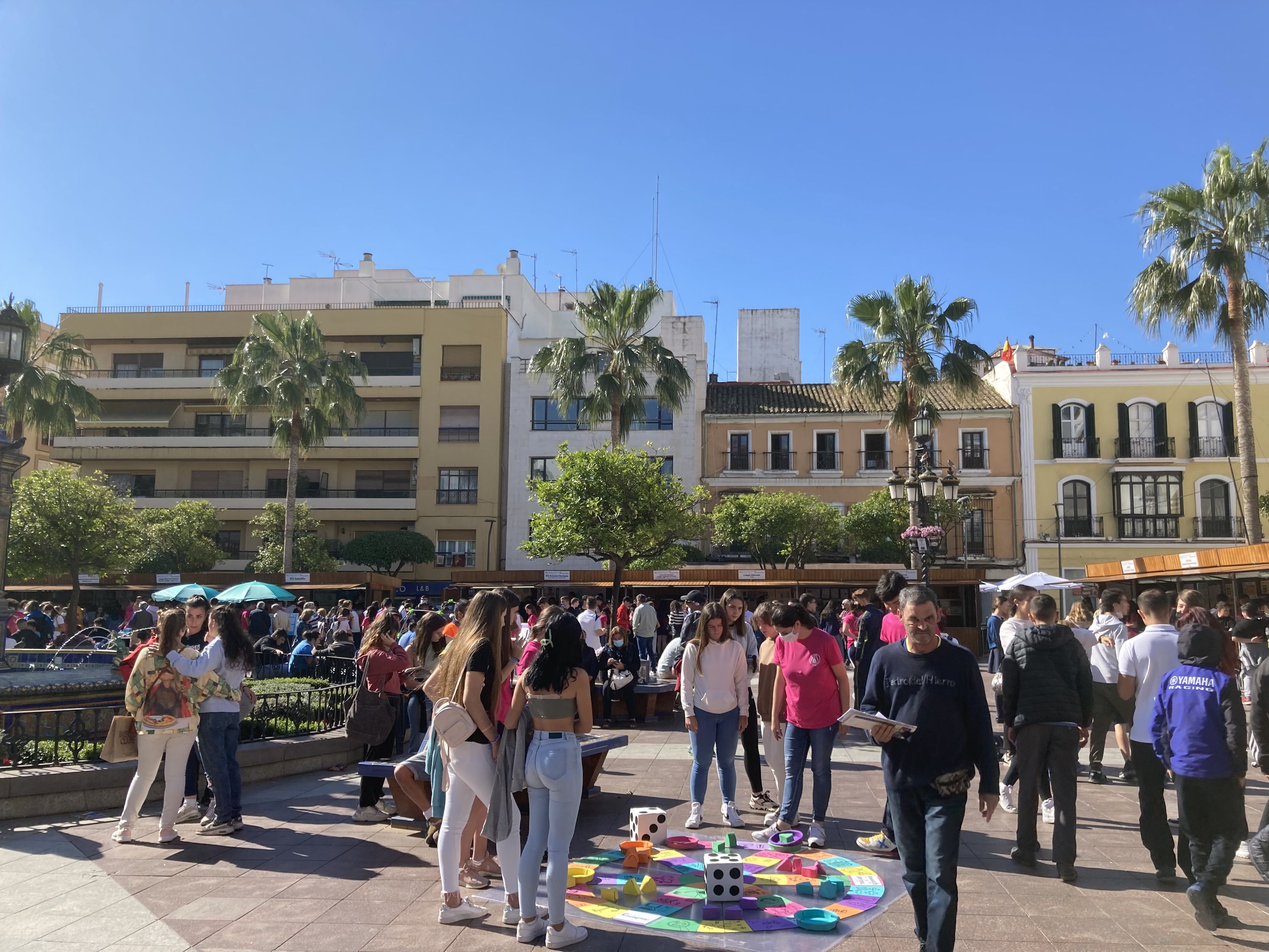 Alumnos muestran sus proyectos de ciencia en la Plaza Alta.