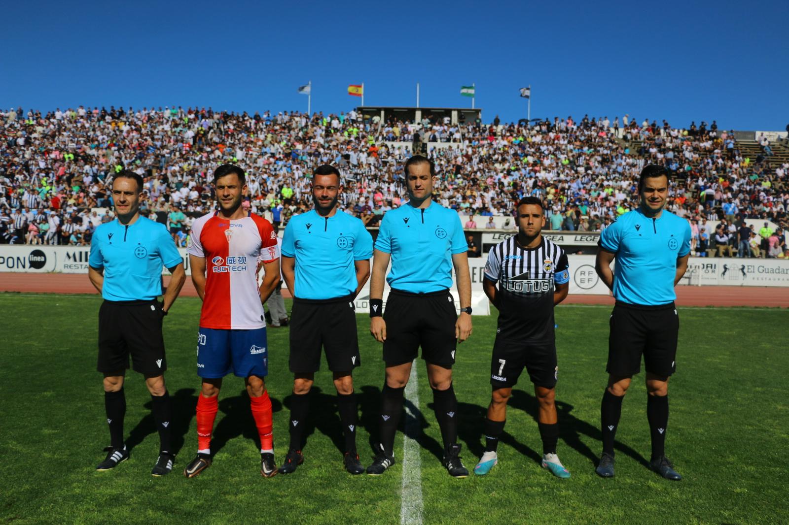 La foto de los capitanes, Iván y Loren, con Arberola Rojas, antes del inicio de un nuevo clásico. FOTO: ACF