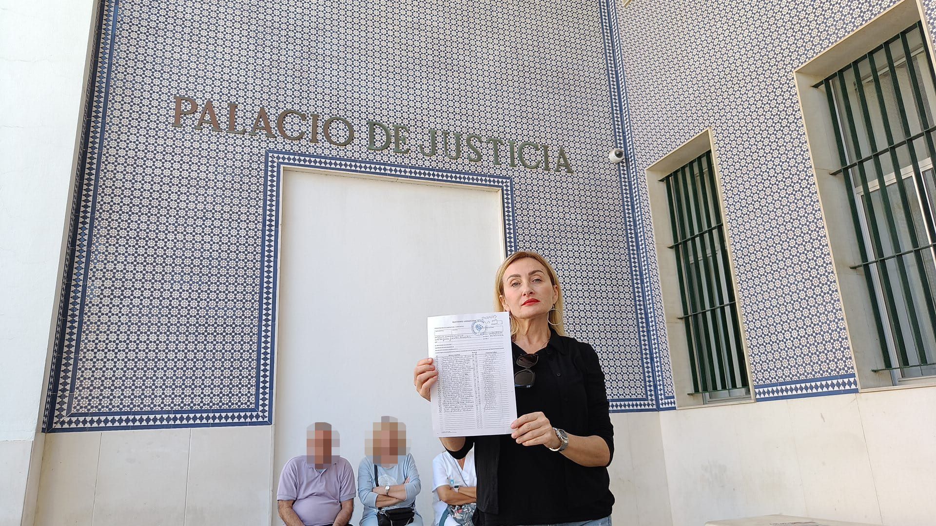 Begoña Navarro frente a las puertas del juzgado de Algeciras
