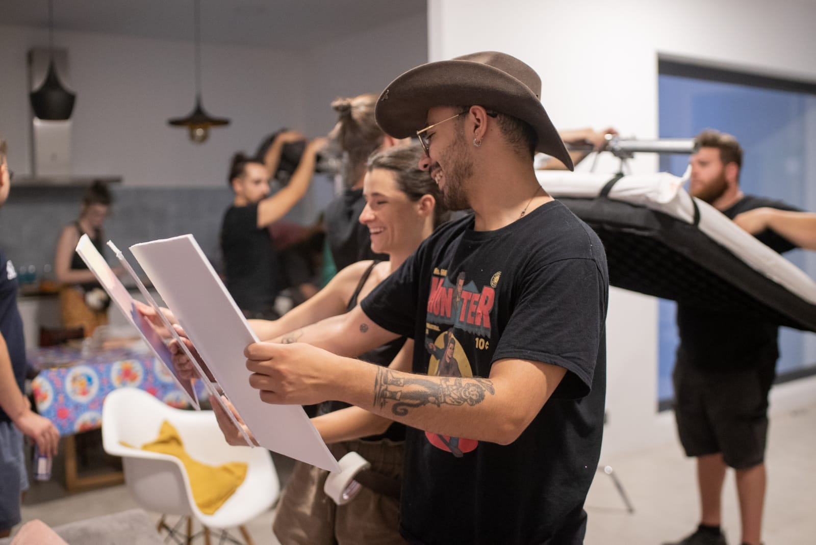 'CADENZA'. Equipo de arte. Laura Ramiro, directora de Arte, e Iván Calderón, auxiliar de arte. Foto de @Majotoruno. 