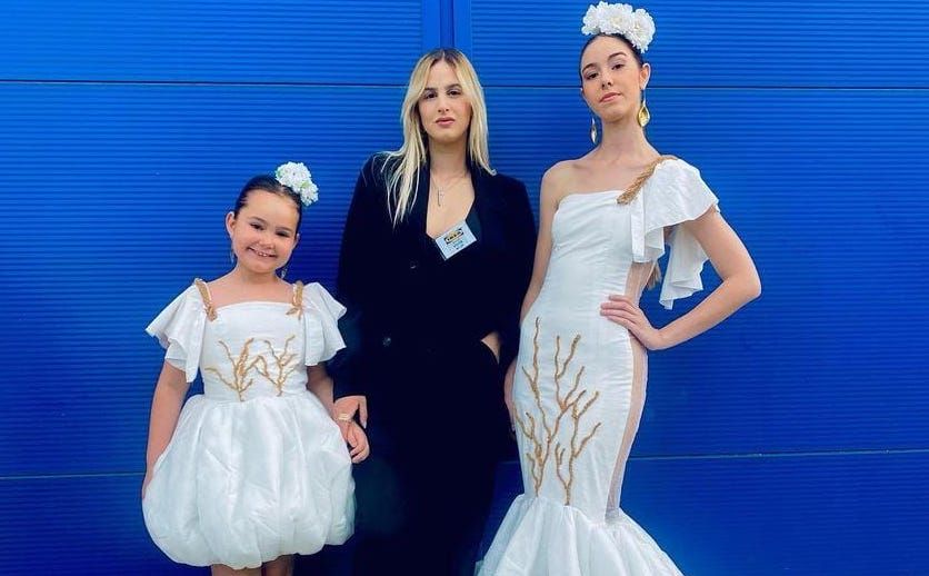 El traje de flamenca con nórdicos de Ikea de la joven algecireña Paola Chicano. En esta imagen, Paola Chicano en el centro junto a sus dos diseños.