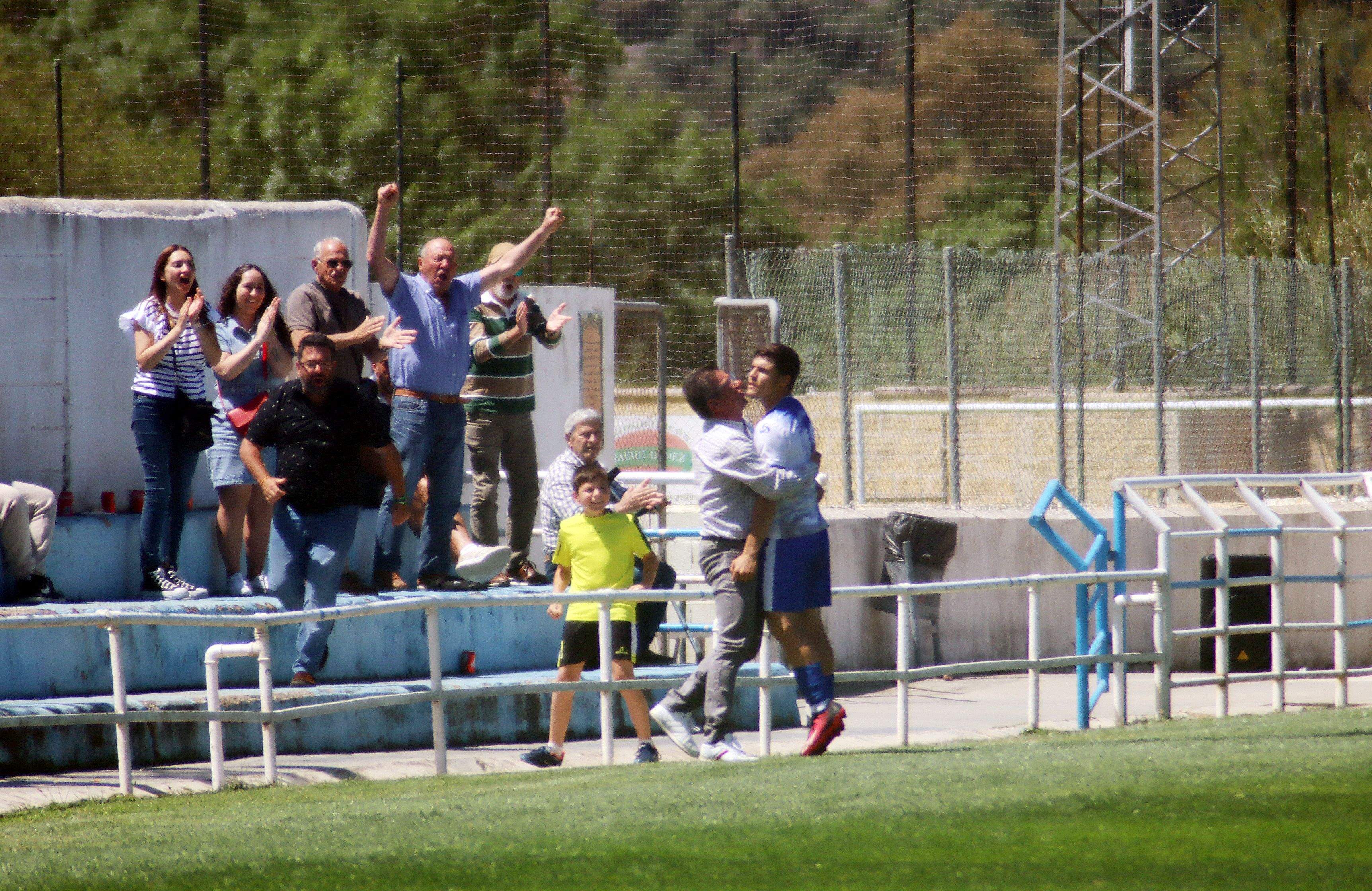 El jugador de la UD Castellar CF, Bryan, celebra con un aficionado el 3-2 frente al CD Rayo Sanluqueño, líder de la Segunda Andaluza