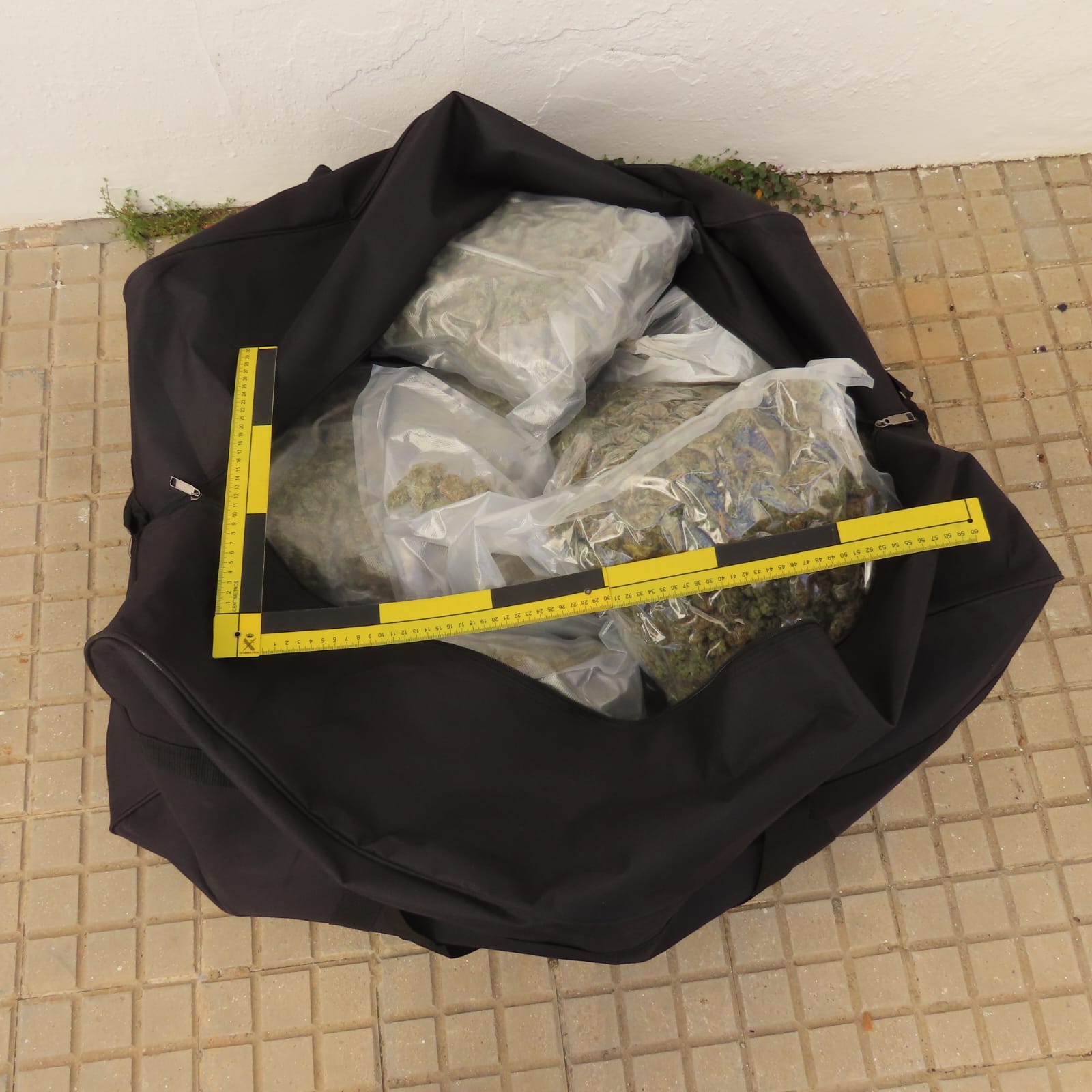 La Guardia Civil interviene más de 10 kilos de marihuana y 5 kilos de hachís ocultos en una maleta.