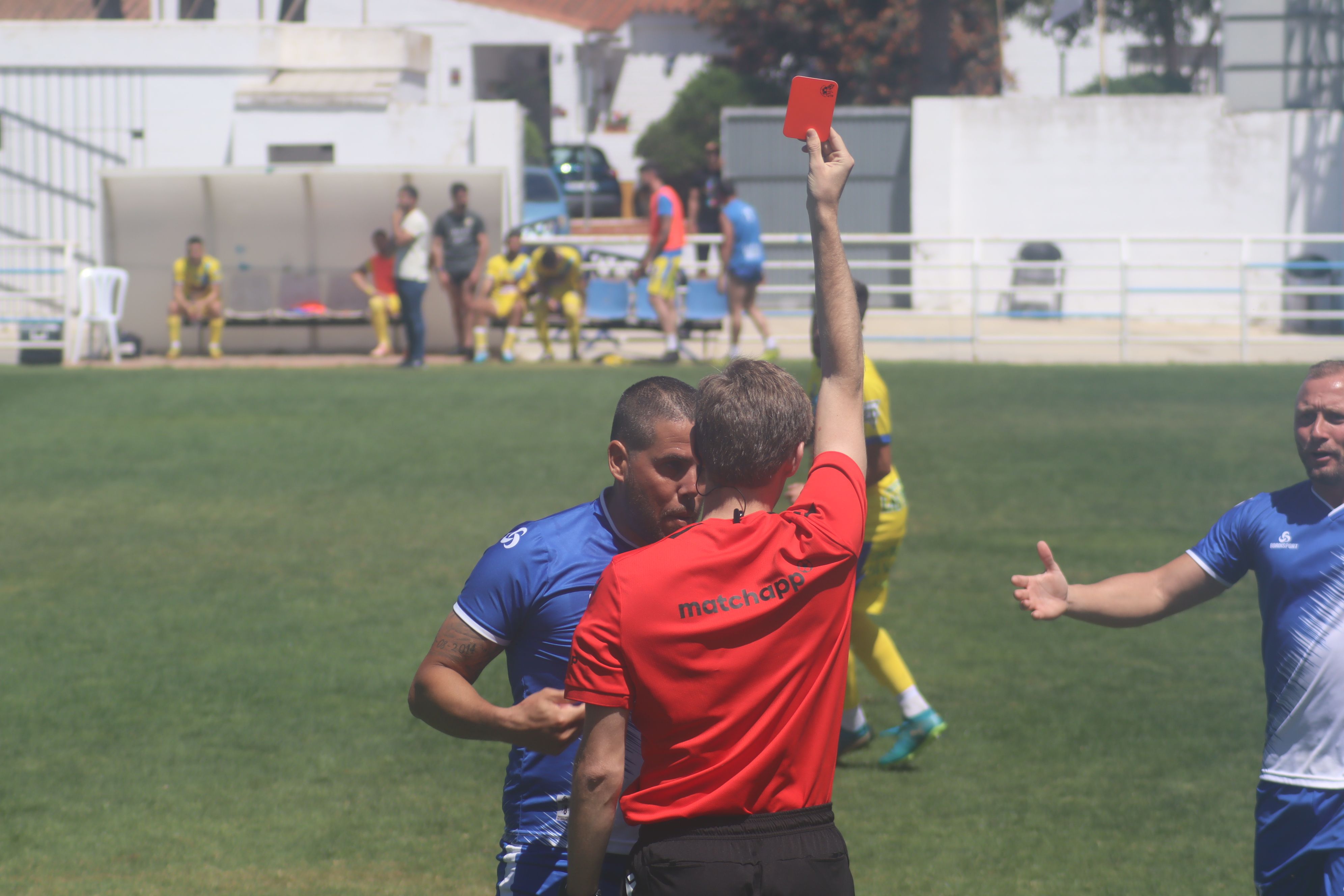 Momento de la tarjeta roja a Sergio Luque, jugador de la UD Castellar CF