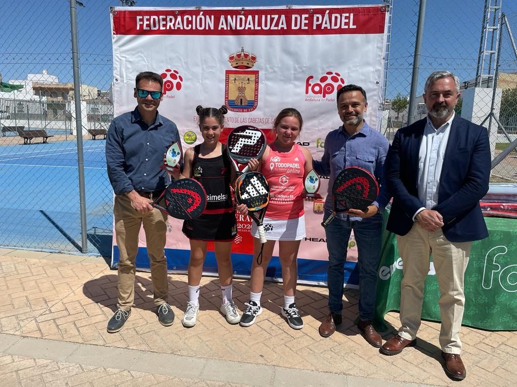 Ana Villegas y Marta Rodríguez -de rosa-, posan con el trofeo logrado en Las Cabezas de San Juan