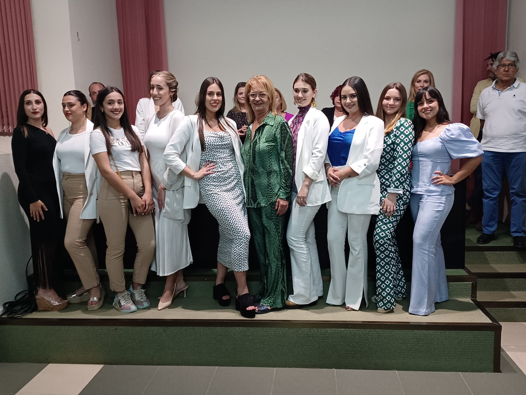 Valentina Rodríguez y Rocío Maderal, reinas infantil y juvenil de la Feria Real de Algeciras 2023. En esta imagen, la corte juvenil.