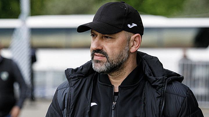 Víctor Basadre, entrenador de la Real Balompédica Linense, reconoce que han "tocado fondo" tras perder el derbi