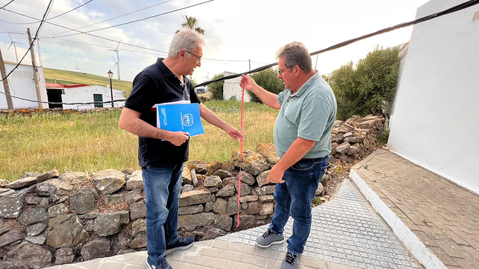 Santos, en El Almarchal inspecciona el cableado aéreo.