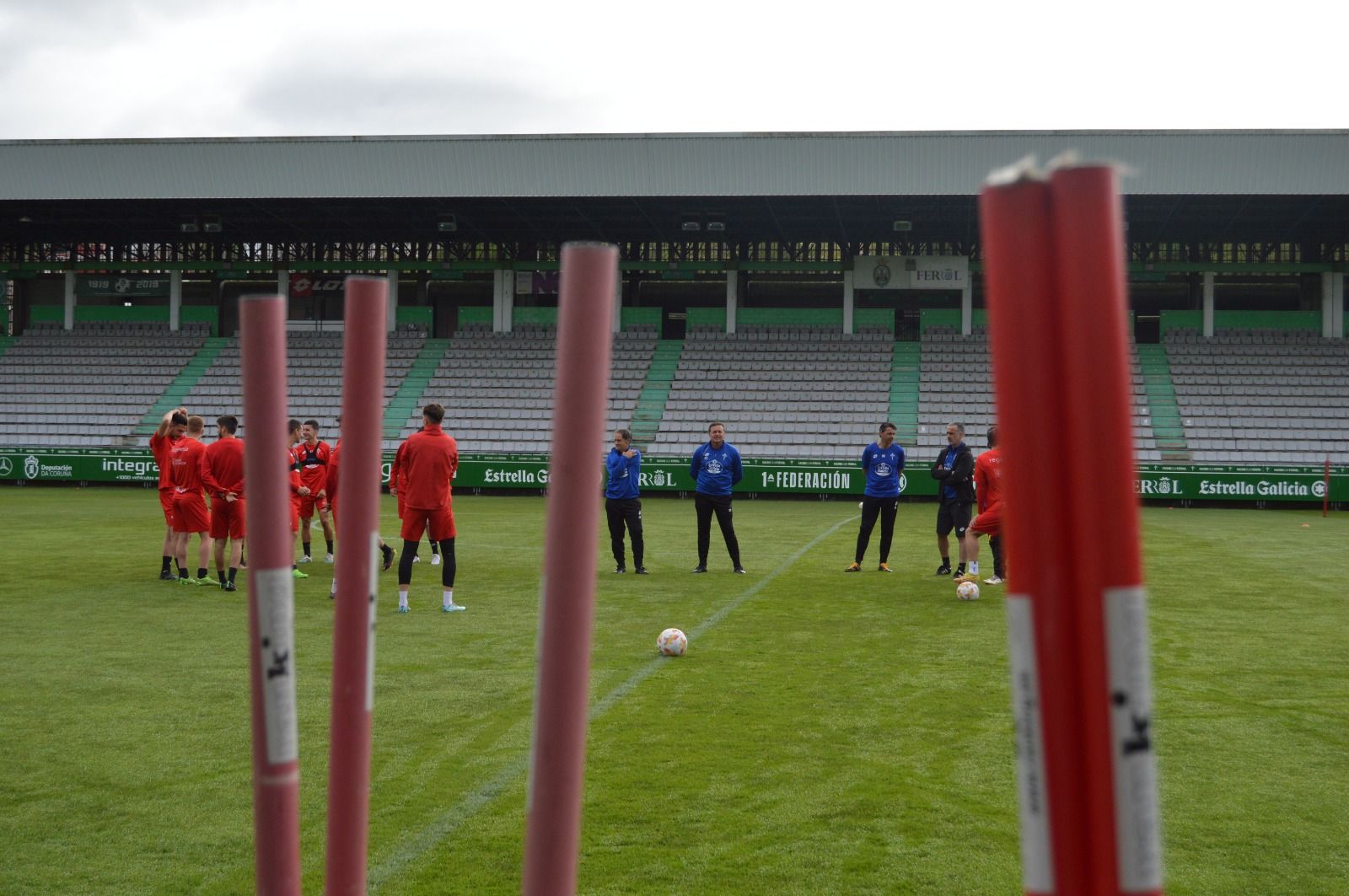 Cristóbal Parrado, en el centro de la imagen, en un entrenamiento del Racing Club de Ferrol, destaca que la Balona "es el segundo equipo que menos goles recibe fuera de casa"/Foto: racingferrolsad