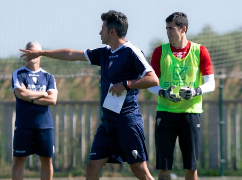 Algeciras, no lo dejes escapar. En esta imagen, Iván Ania da instrucciones en un entrenamiento. FOTO: ACF.