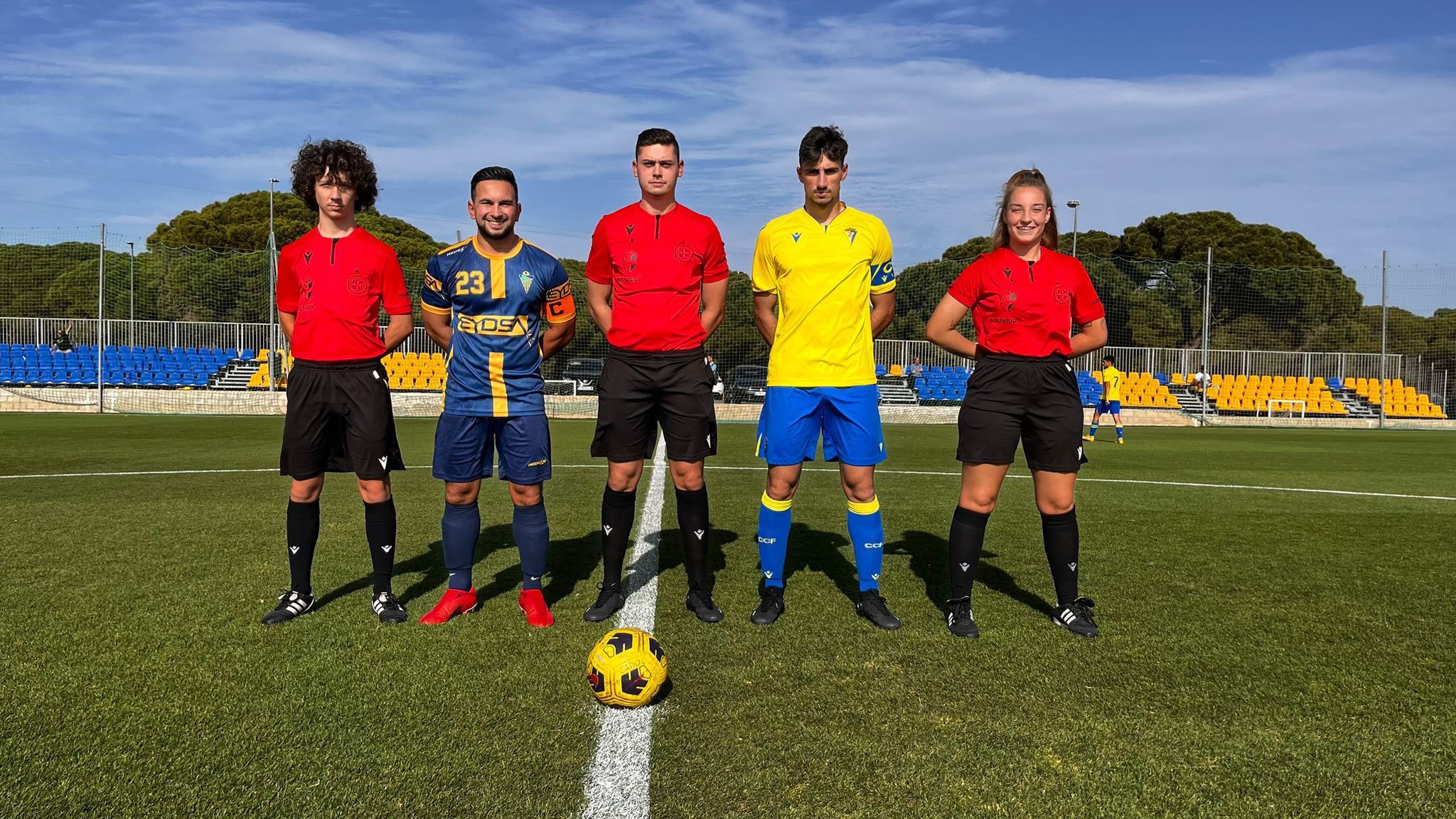 Los capitanes de CD San Bernardo (Abel) y Cádiz C (Roberto) junto con los árbitros/Foto: Cantera