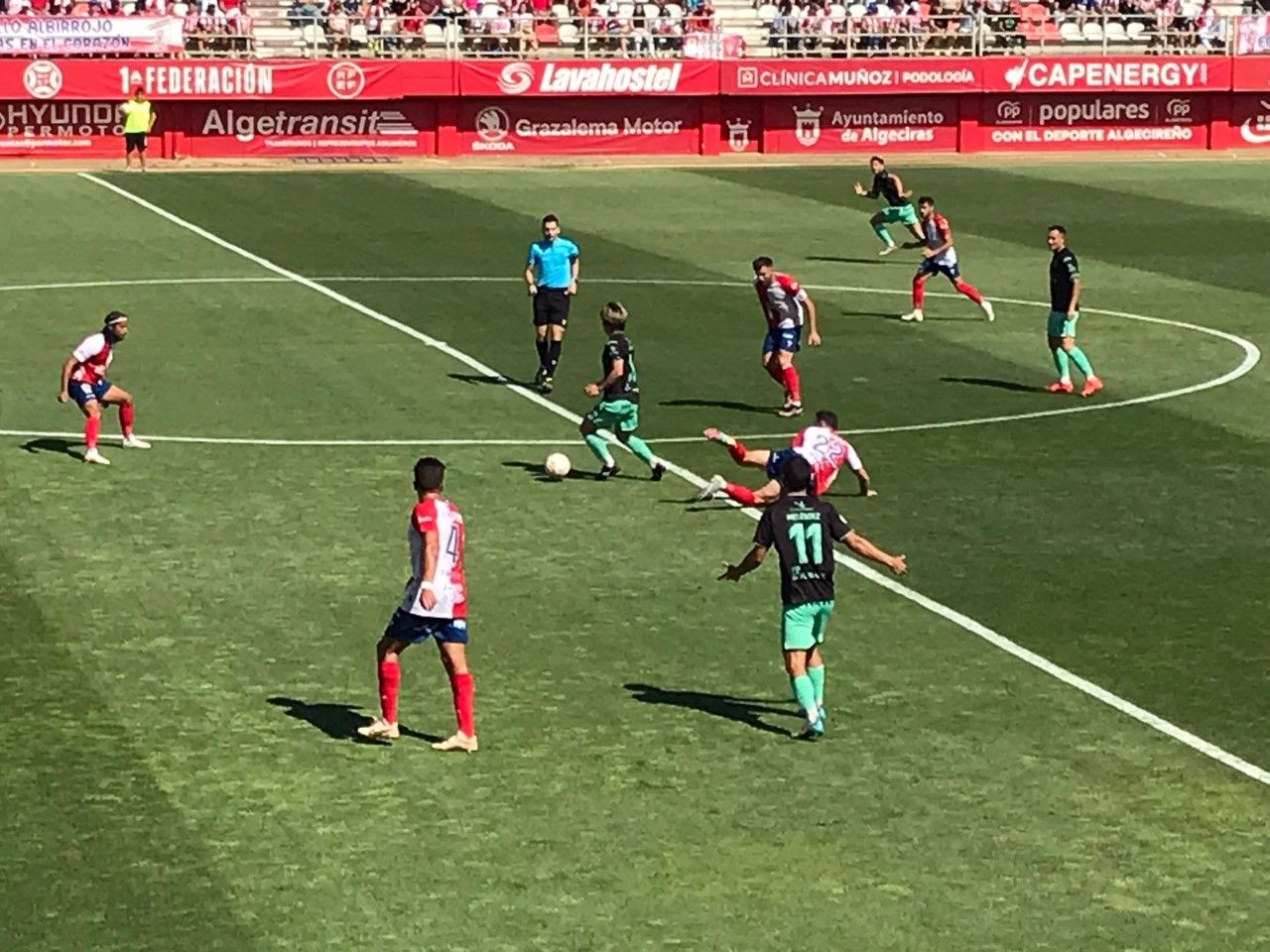 Akito rodeado de algeciristas, entre ellos Iván, autor de un gol que vale su peso en oro. FOTO: Rafa Fernández