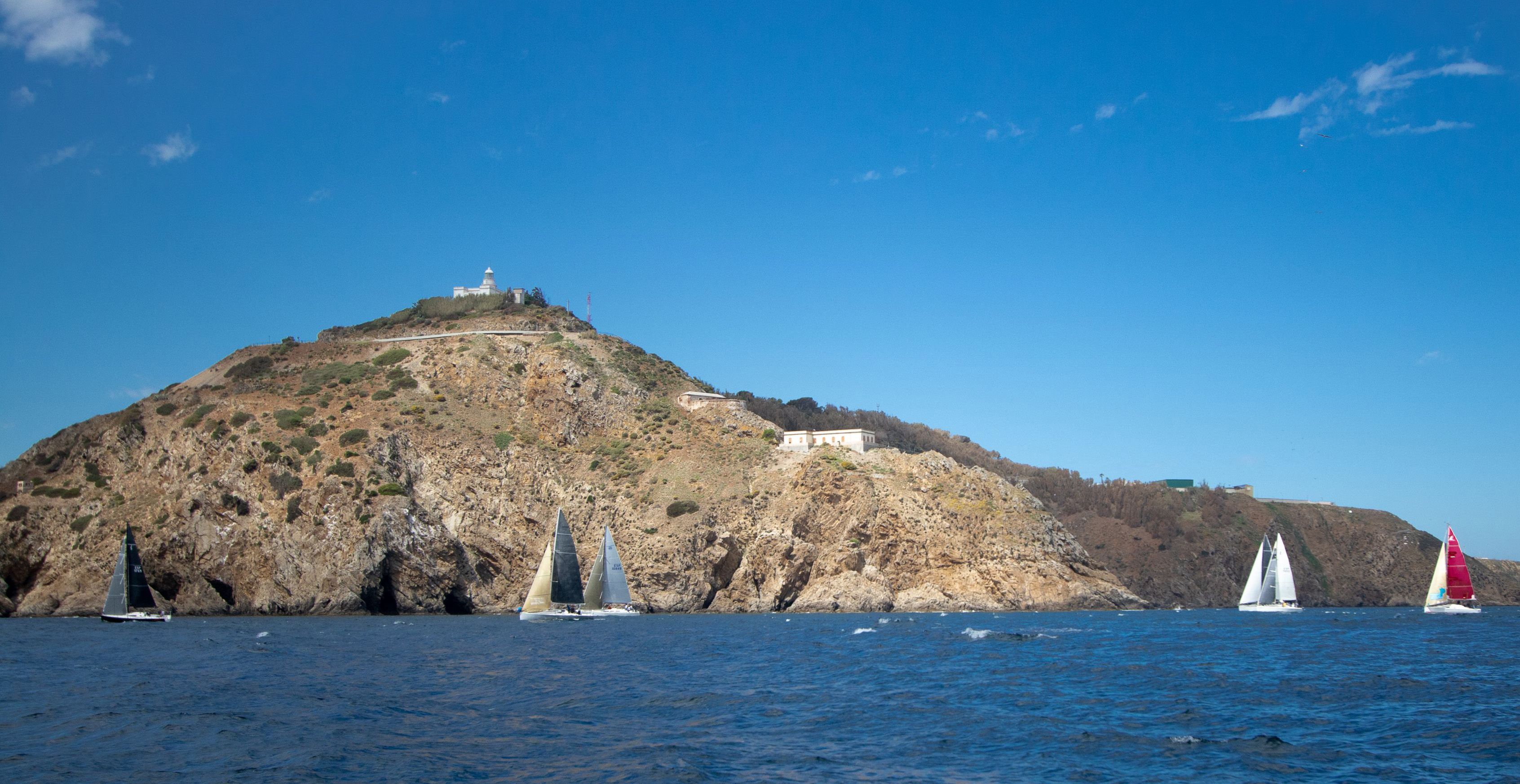 Los barcos, pasando por 'Monte Hacho' en la 5ª Regata Intercontinental Marbella-Ceuta