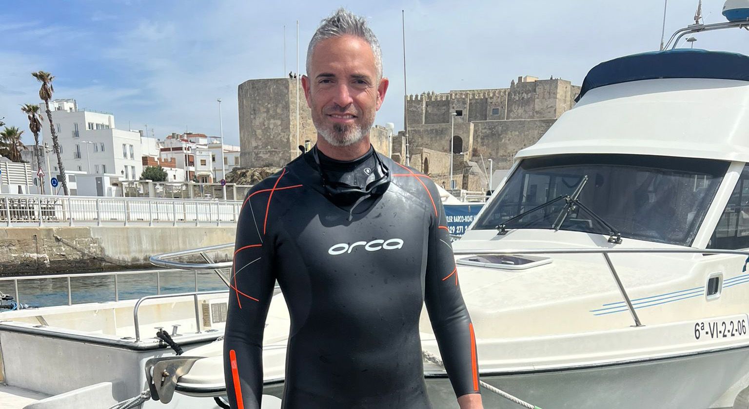 El nadador murciano Moisés Sáez Sánchez ha conseguido unir a nado el Estrecho de Gibraltar en casi cuatro horas