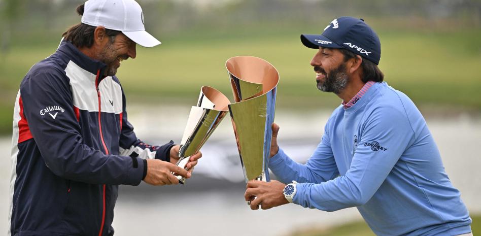 Pablo Larrazábal celebra con su caddie, Raúl Quirós, el triunfo en Corea del Sur/Foto: Jung Yeon-Je/AFP