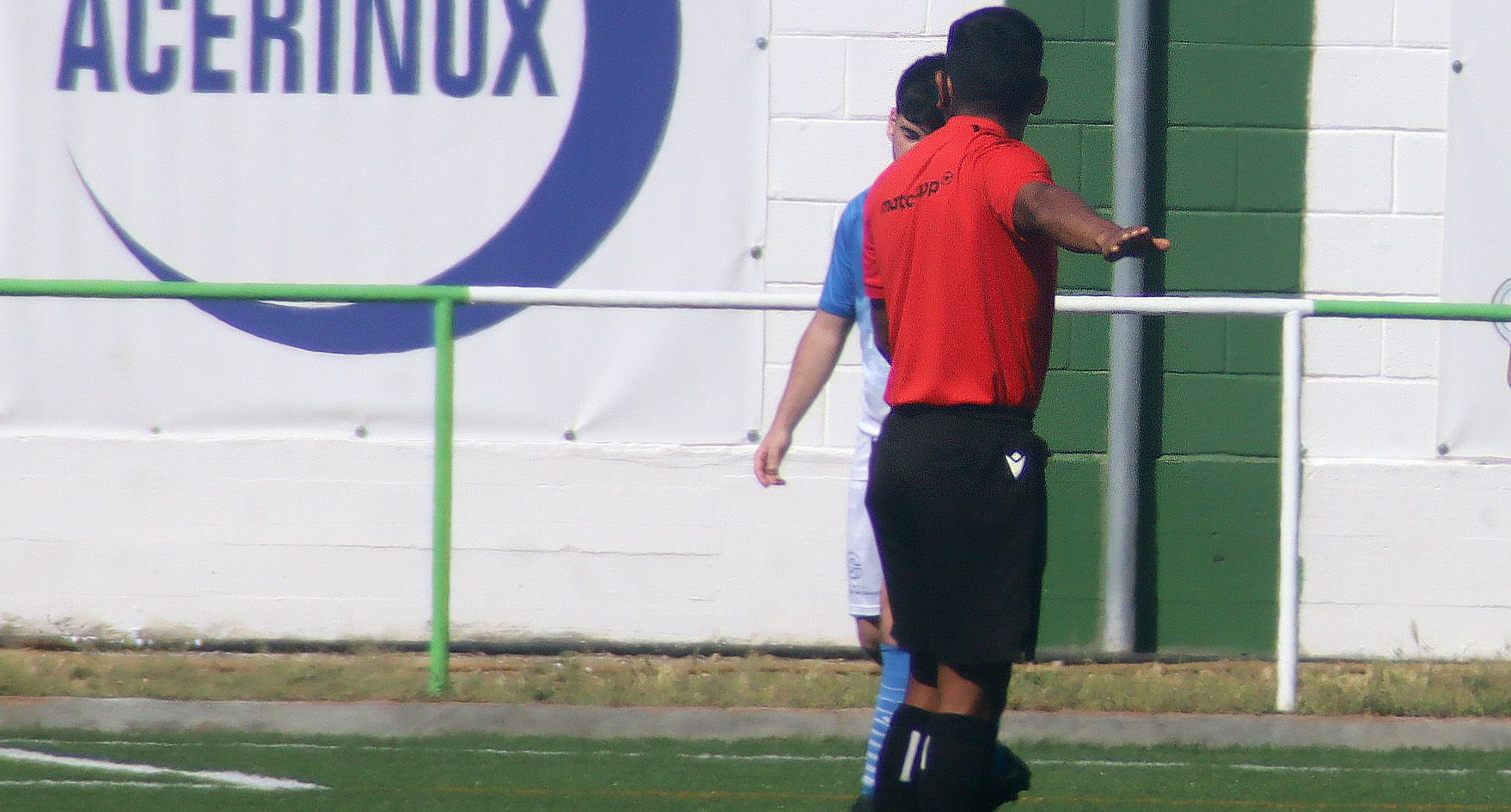 Un árbitro, durante un partido disputado esta temporada en el 'Gabriel (Javi) Clavijo' de Palmones