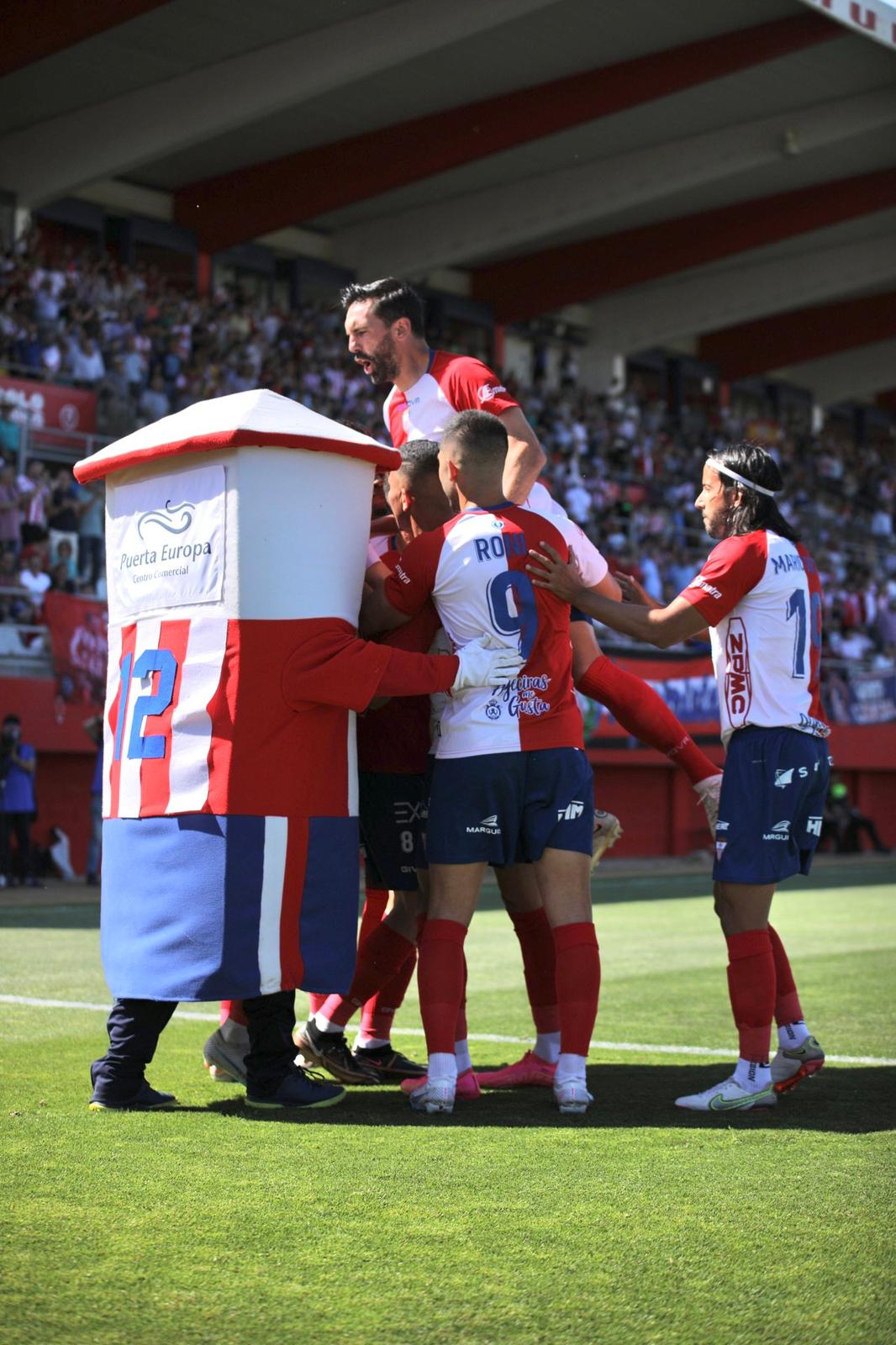 Piña del equipo tras el gol de Iván el pasado sábado. FOTO: ACF