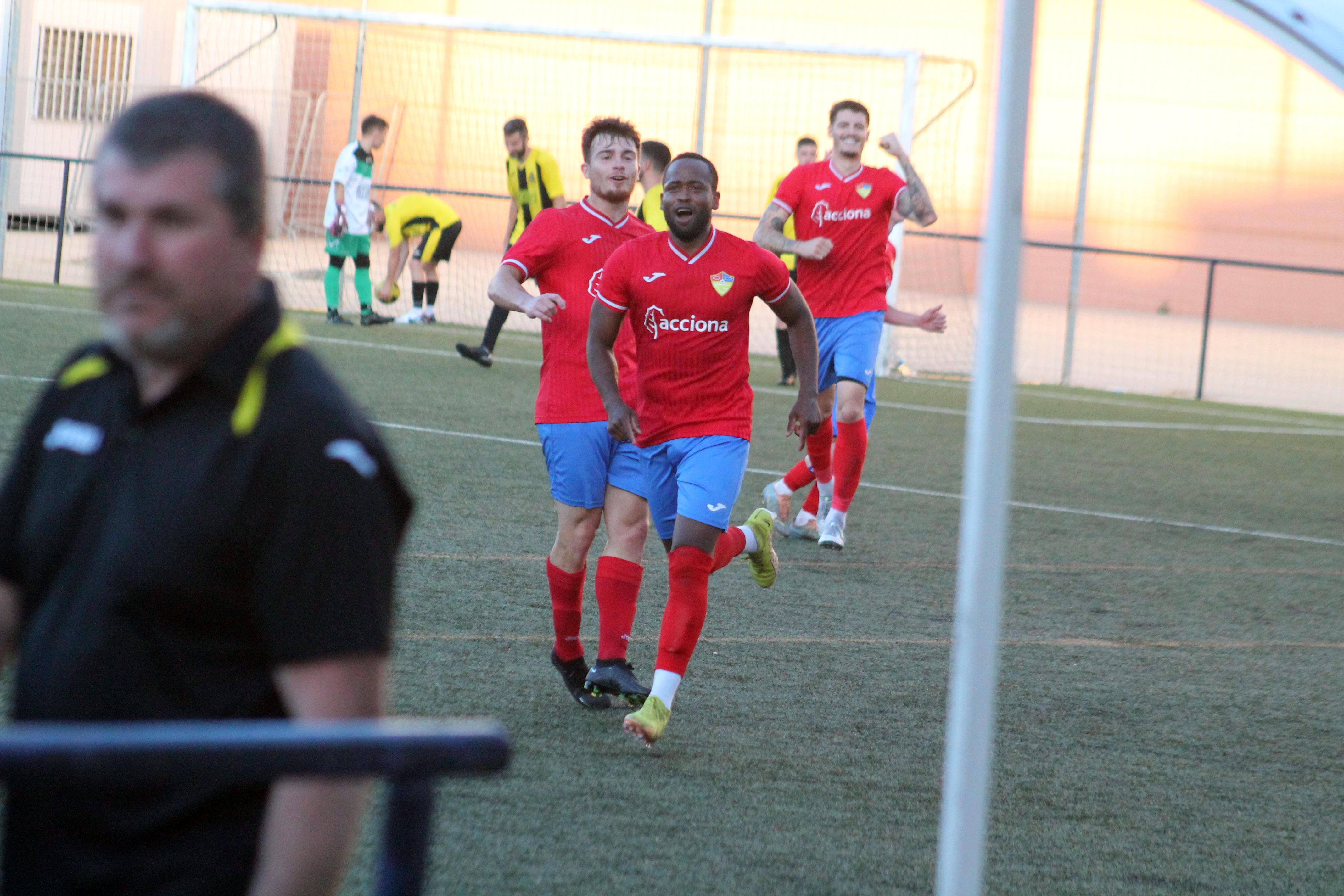 El jugador del CD Guadiaro, gerson, corre al banquillo a celebrar el 0-2 ante el GE Bazán/Foto: deportedelaisla.com