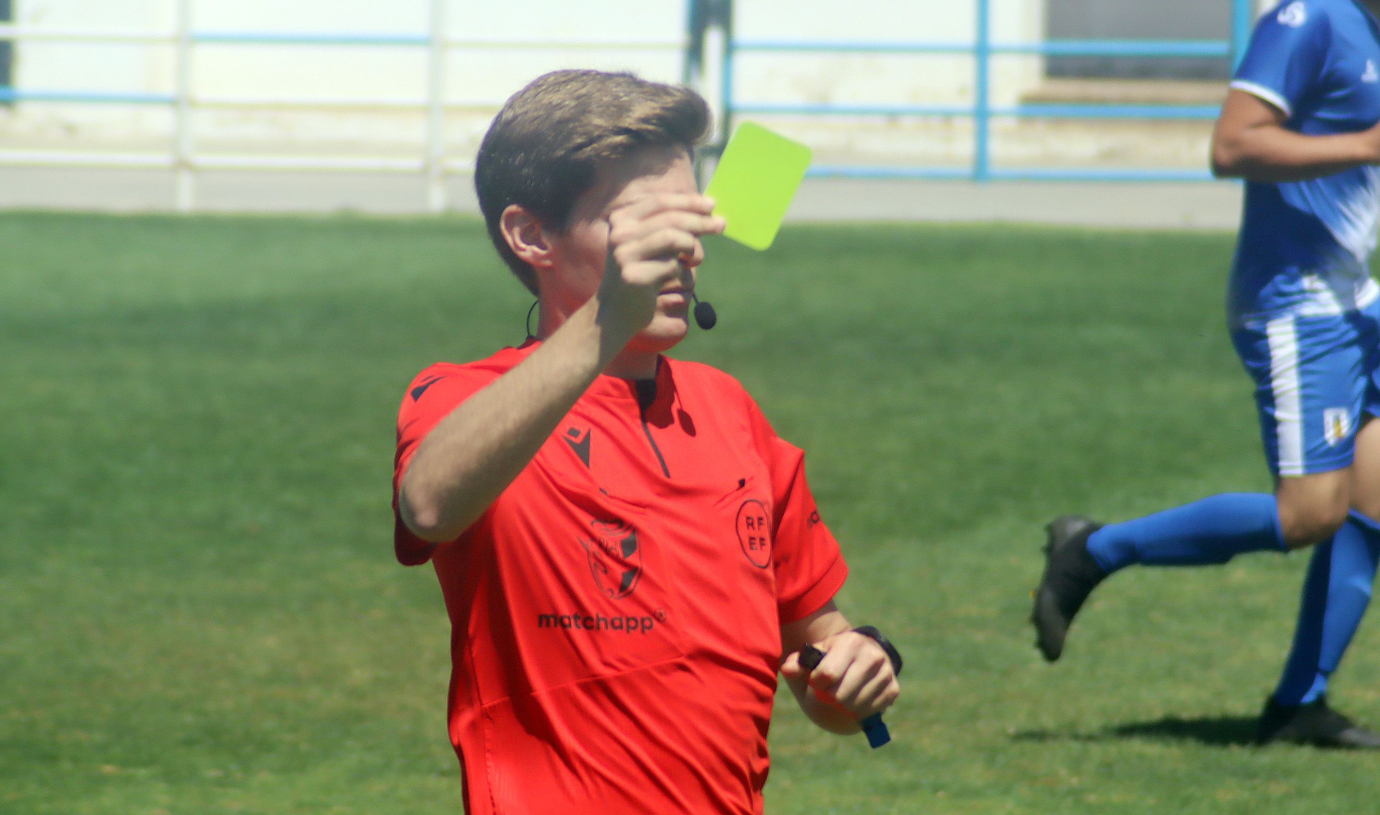 Un árbitro saca una amarilla a un jugador de la UD Castelar CF