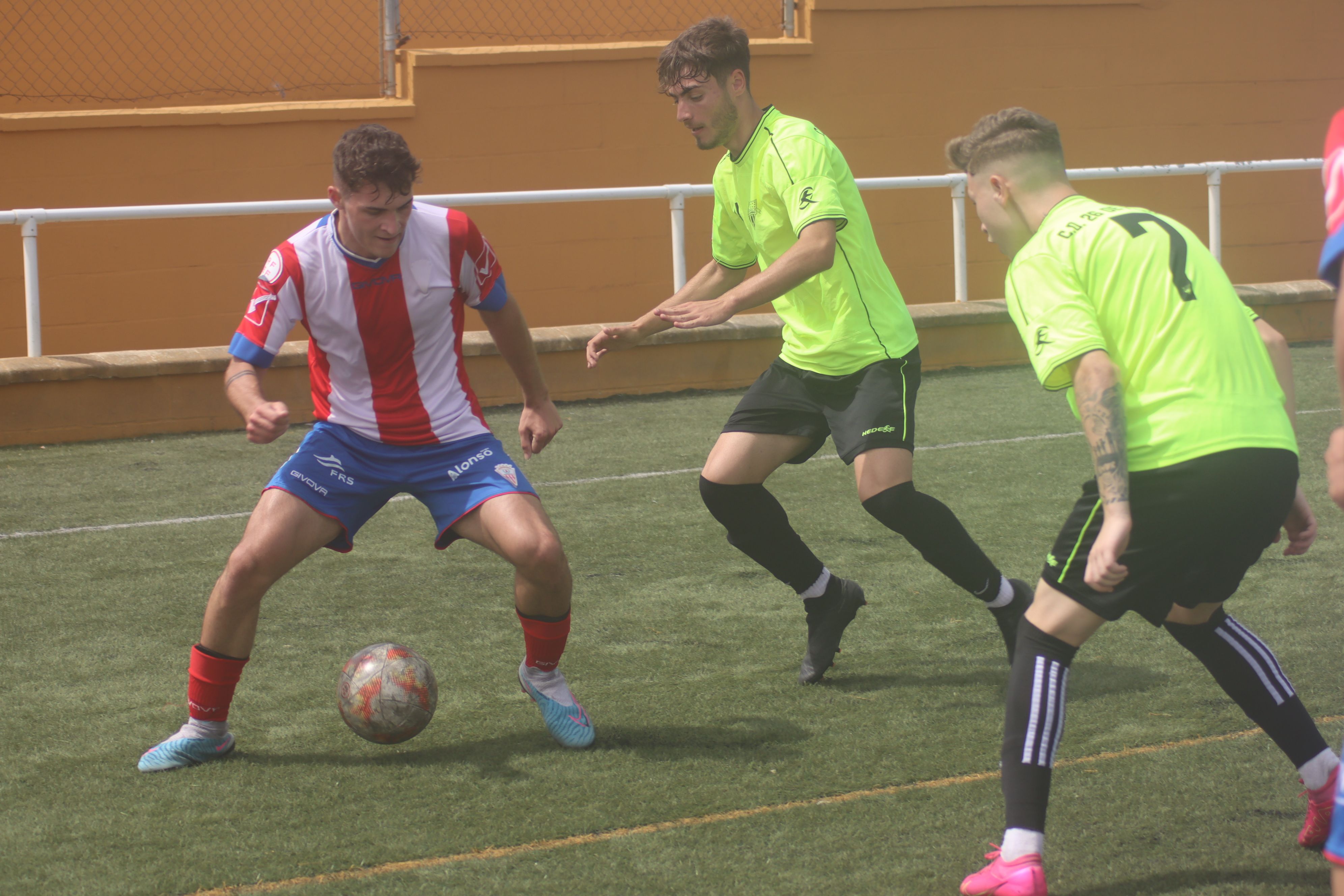 Un lance del encuentro de juveniles entre el Algeciras CF y el CD 26 de Febrero/Foto Axel S.C.