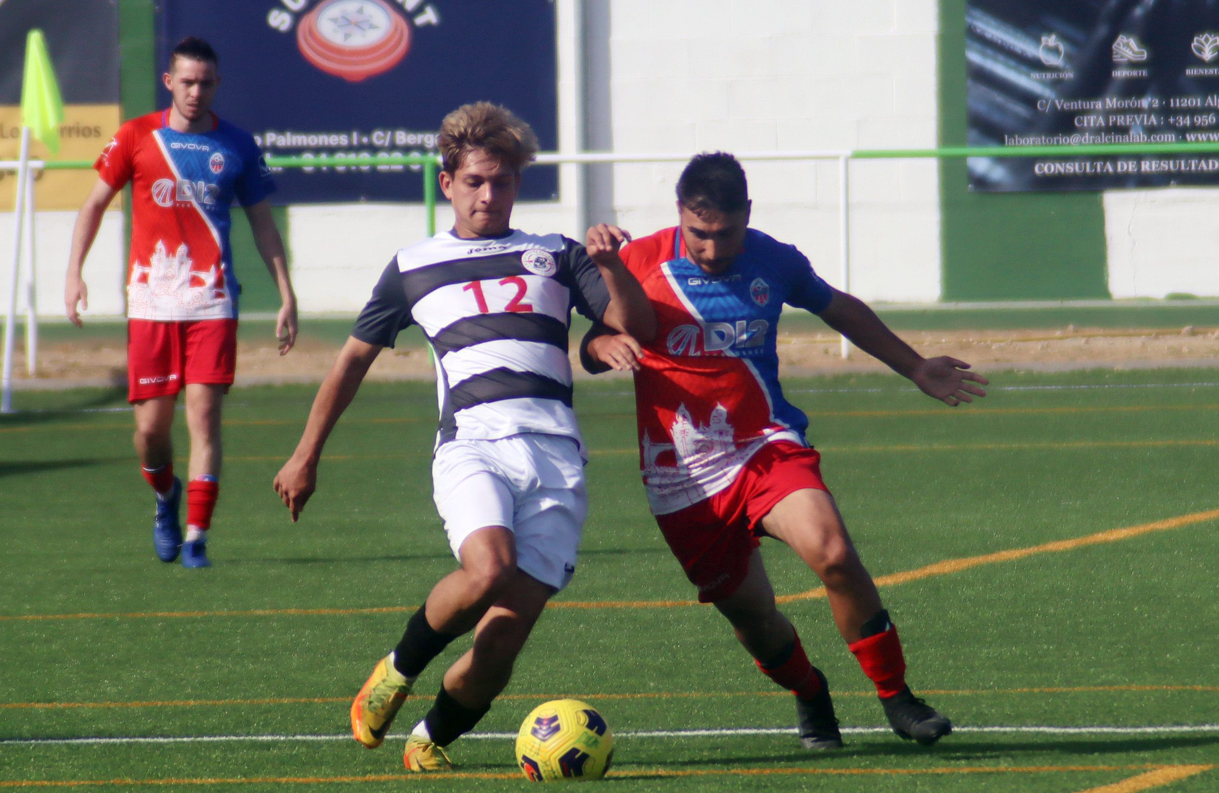 Rodri (12), del CD La Rock Puente FC, pugna el balón con un jugador de la UD Esperanza/Foto: Axel S.C.