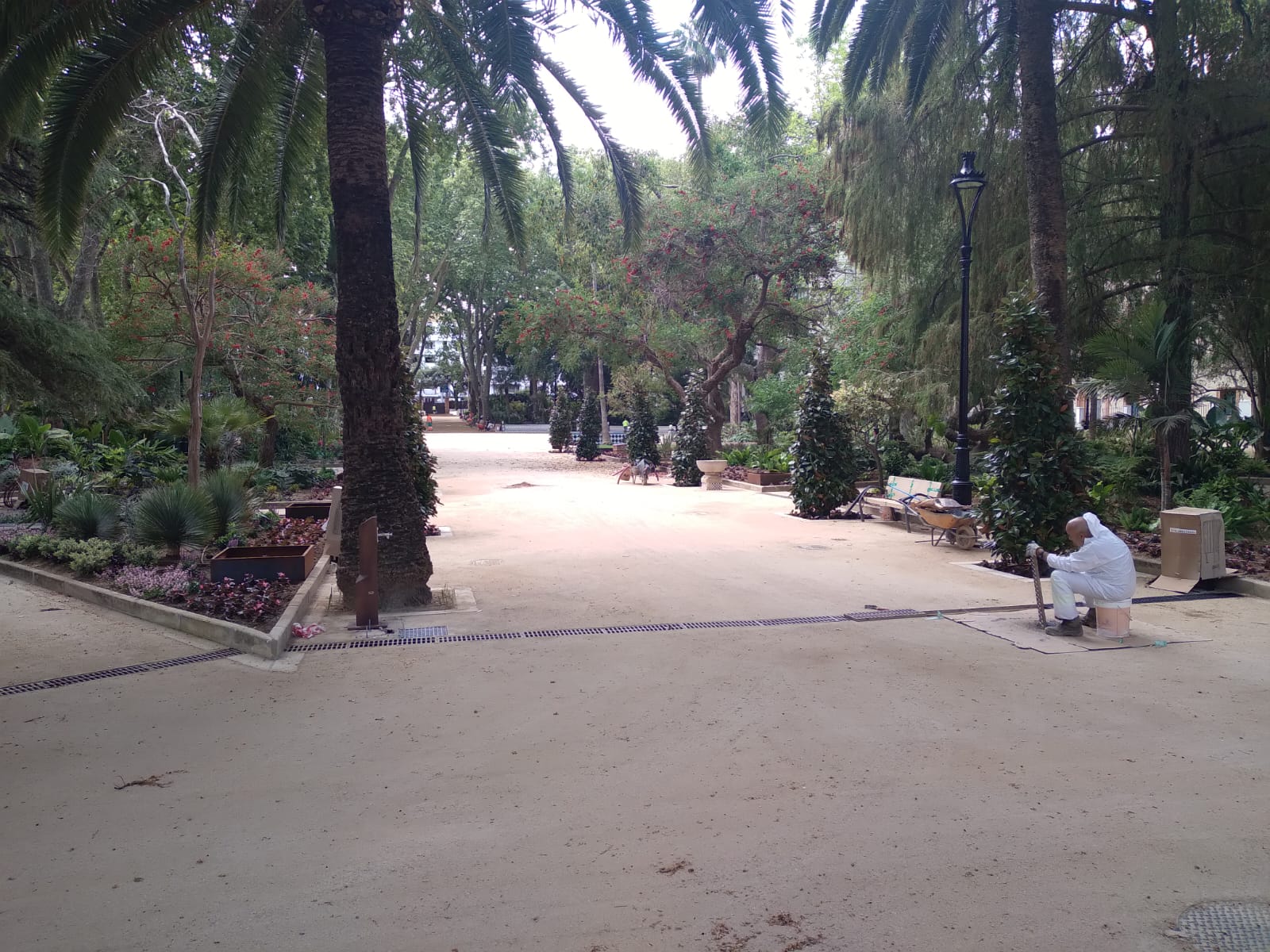 Un operario ultima detalles en el parque María Cristina. Foto: M. A. B.