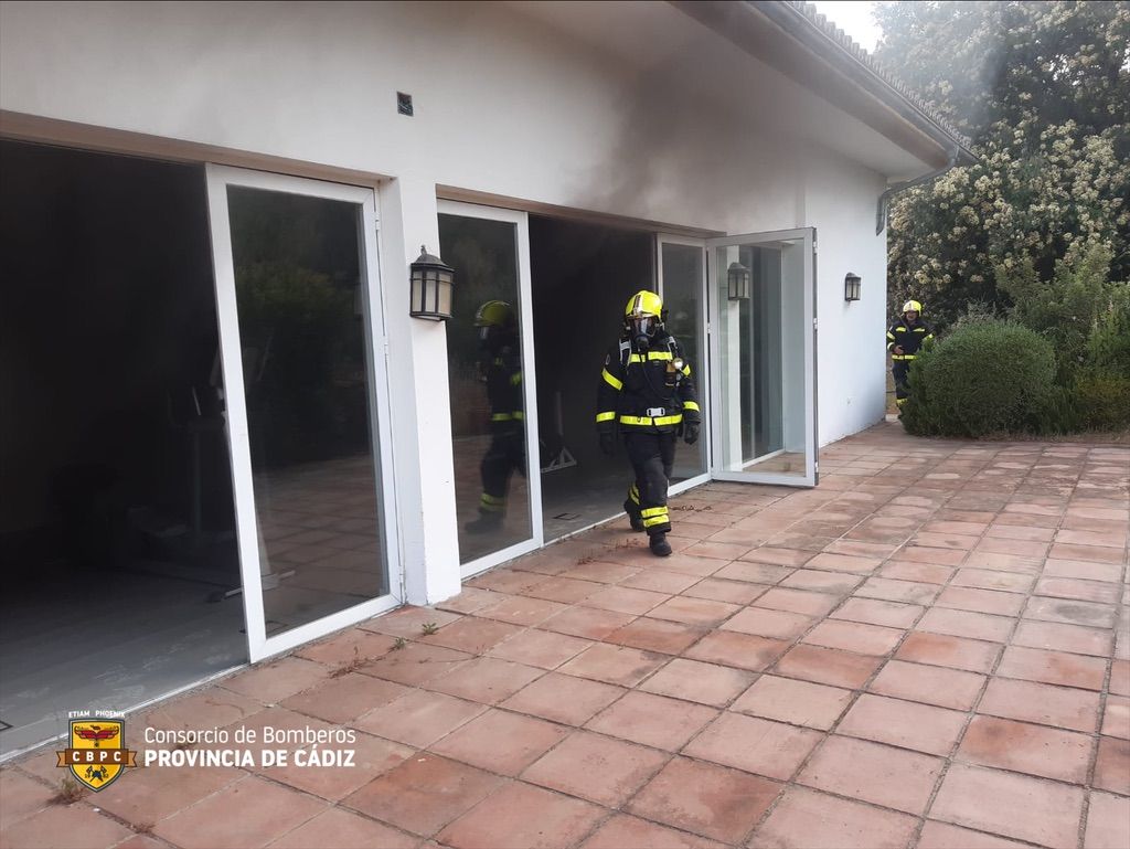 Bomberos sofocan un incendio en el Hotel AC de Castellar. Foto: Bomberos del CBPC.