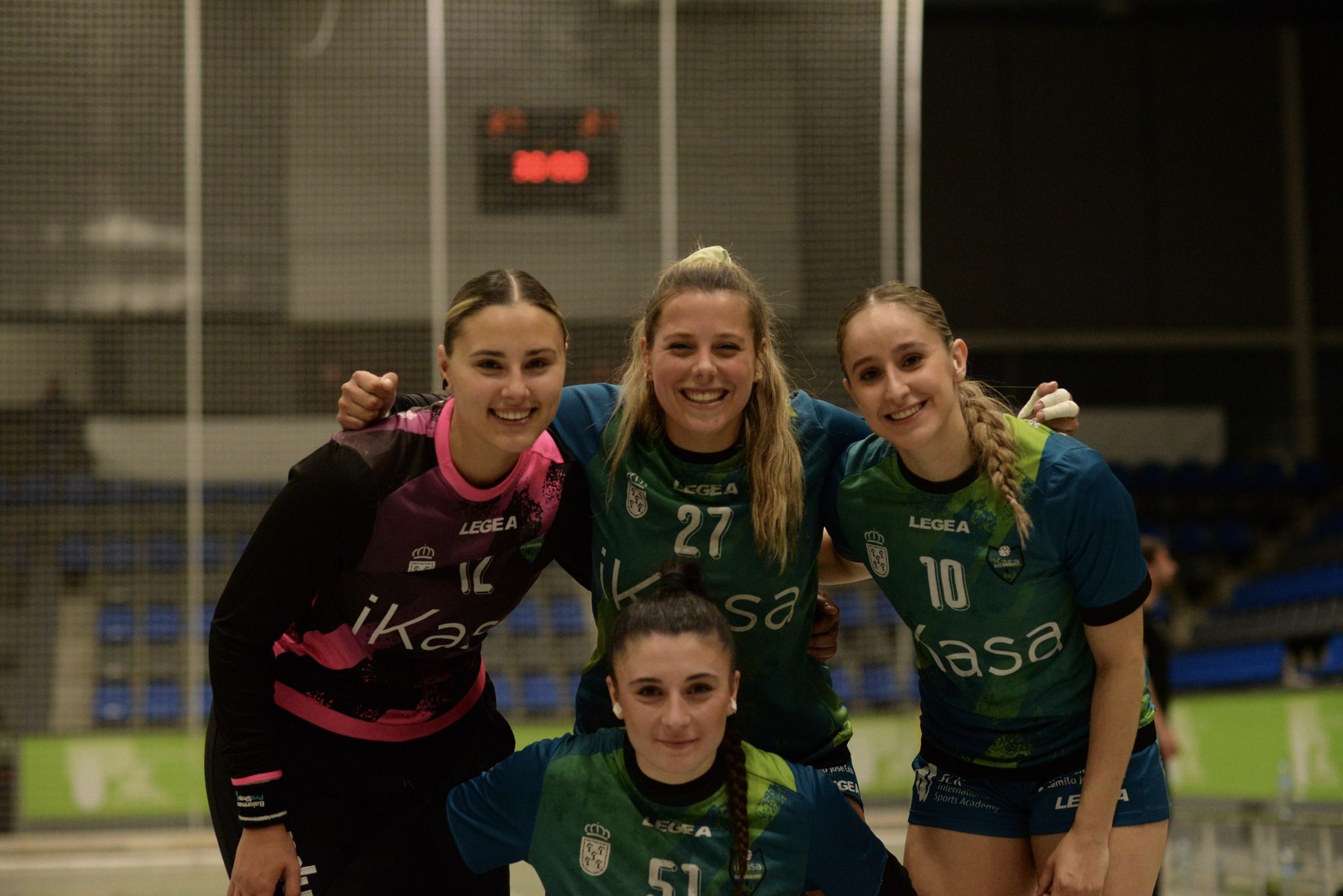 Marina Sánchez, dorsal '27', celebra el pase a la fase final con otras tres compañeras del Ikasa Boadilla/Foto: Ikasa BM Madrid