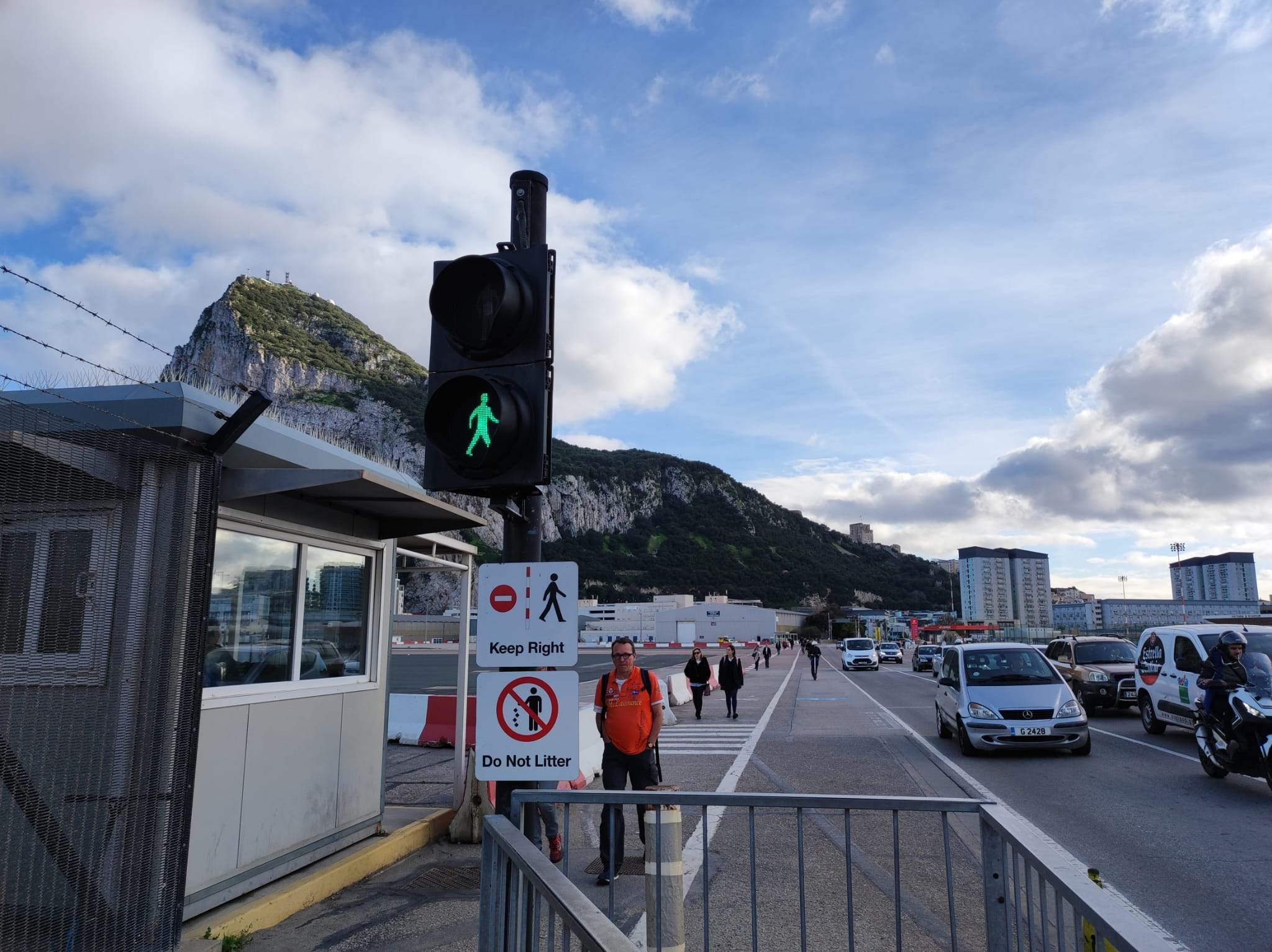 Gibraltar levanta las restricciones de tráfico tras el aviso por una bolsa desatendida en el aeropuerto. Foto: Paso del aeropuerto de Gibraltar. S.D.