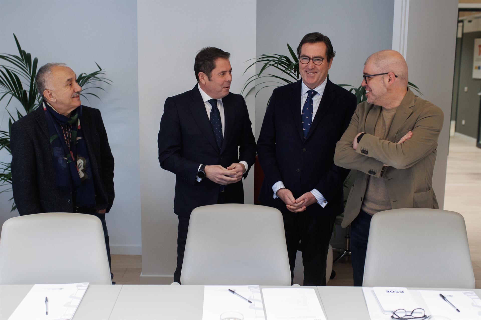 El secretario general de UGT, Pepe Álvarez; el presidente de Cepyme, Gerardo Cuerva; el presidente de la CEOE, Antonio Garamendi; y el secretario general de CCOO, Unai Sordo - Alejandro Martínez Vélez - Europa Press - Archivo