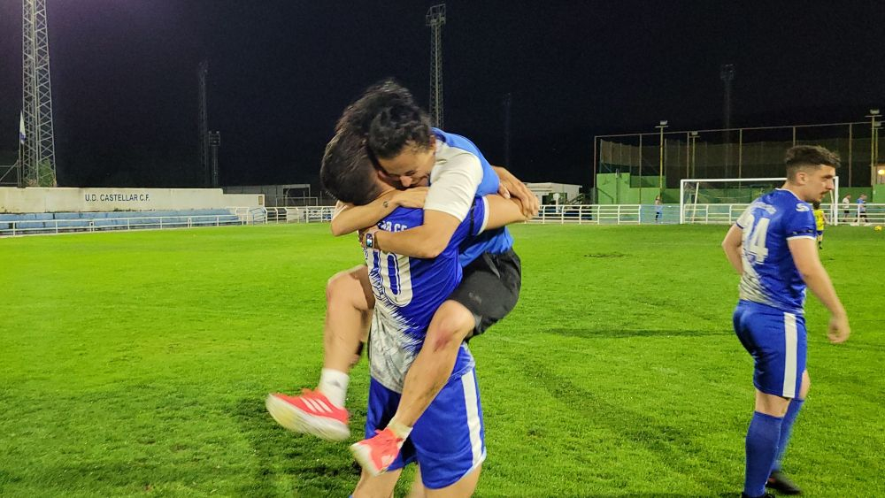 La entrenador de la UD Castellar CF, Silvia Gaviro, abraza efusivamente a David Escalona tras derrotar al CD San Roque La entrenador de la UD Castellar CF, Silvia Gaviro, abraza efusivamente a David Escalona tras derrotar al CD San Roque