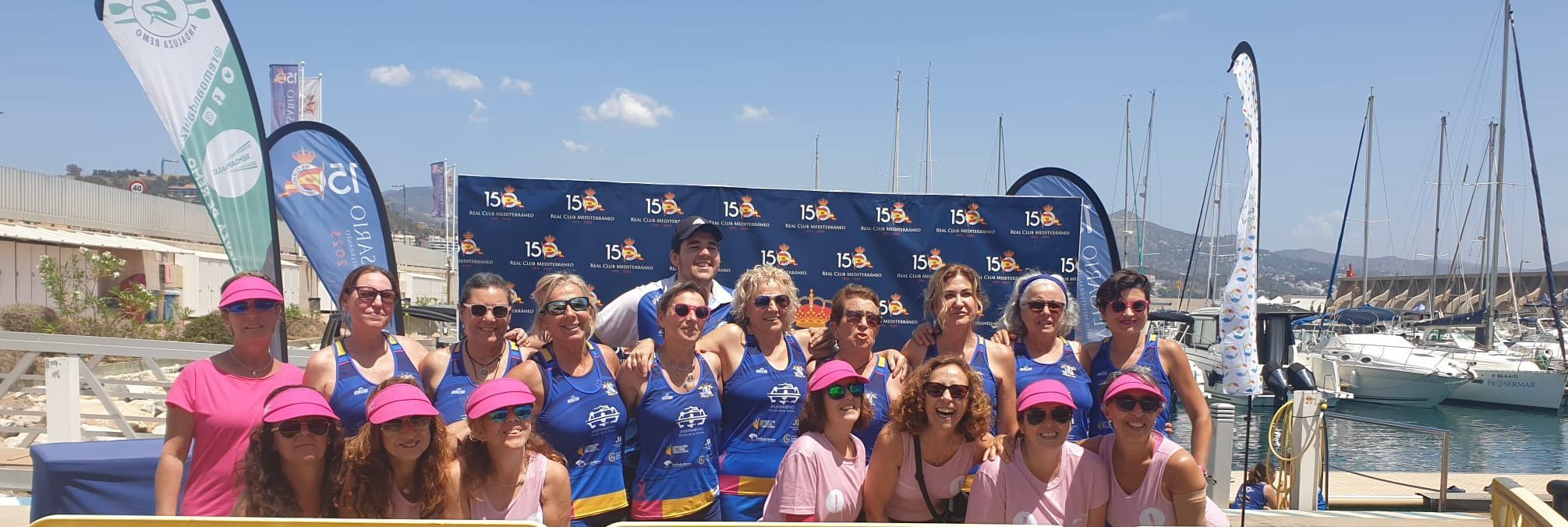 Las chicas del Club de Remo Algeciras junto a las compañeras del Club de Remo La Cala en la cita del Andaluz de banco fijo en llaut