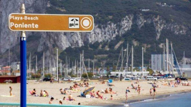 Bañistas en la playa de Poniente en La Línea. Comienza la campaña 'Cero Ahogados' para la prevención de muertes en el agua
