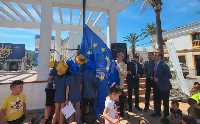 Alumnos del CEIP José Luis Sánchez ayudan a izar la bandera europea. San Martín del Tesorillo conmemora el Día de Europa. 