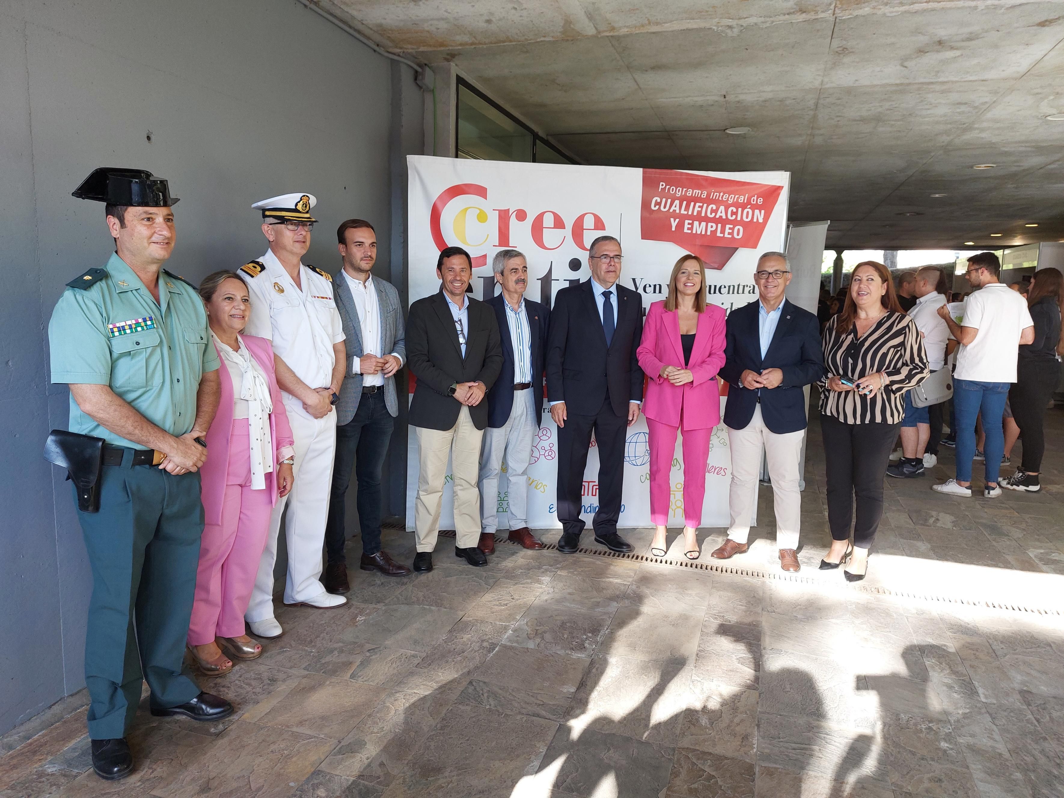 Autoridades en la VII Feria de Empleo de la Cámara.