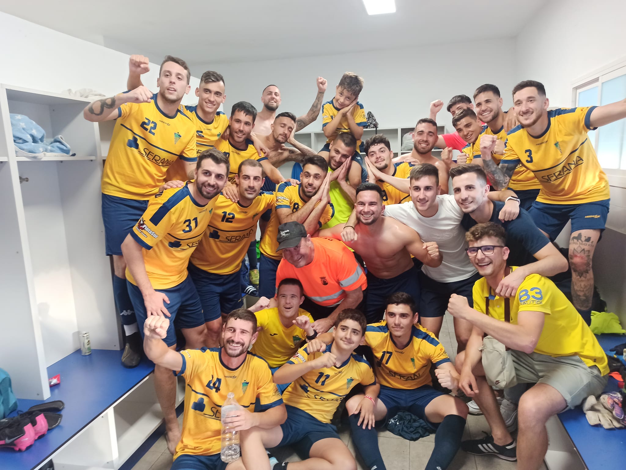 Los jugadores del CD San Bernardo celebran el ascenso tras ganar al Chiclana Industrial CF