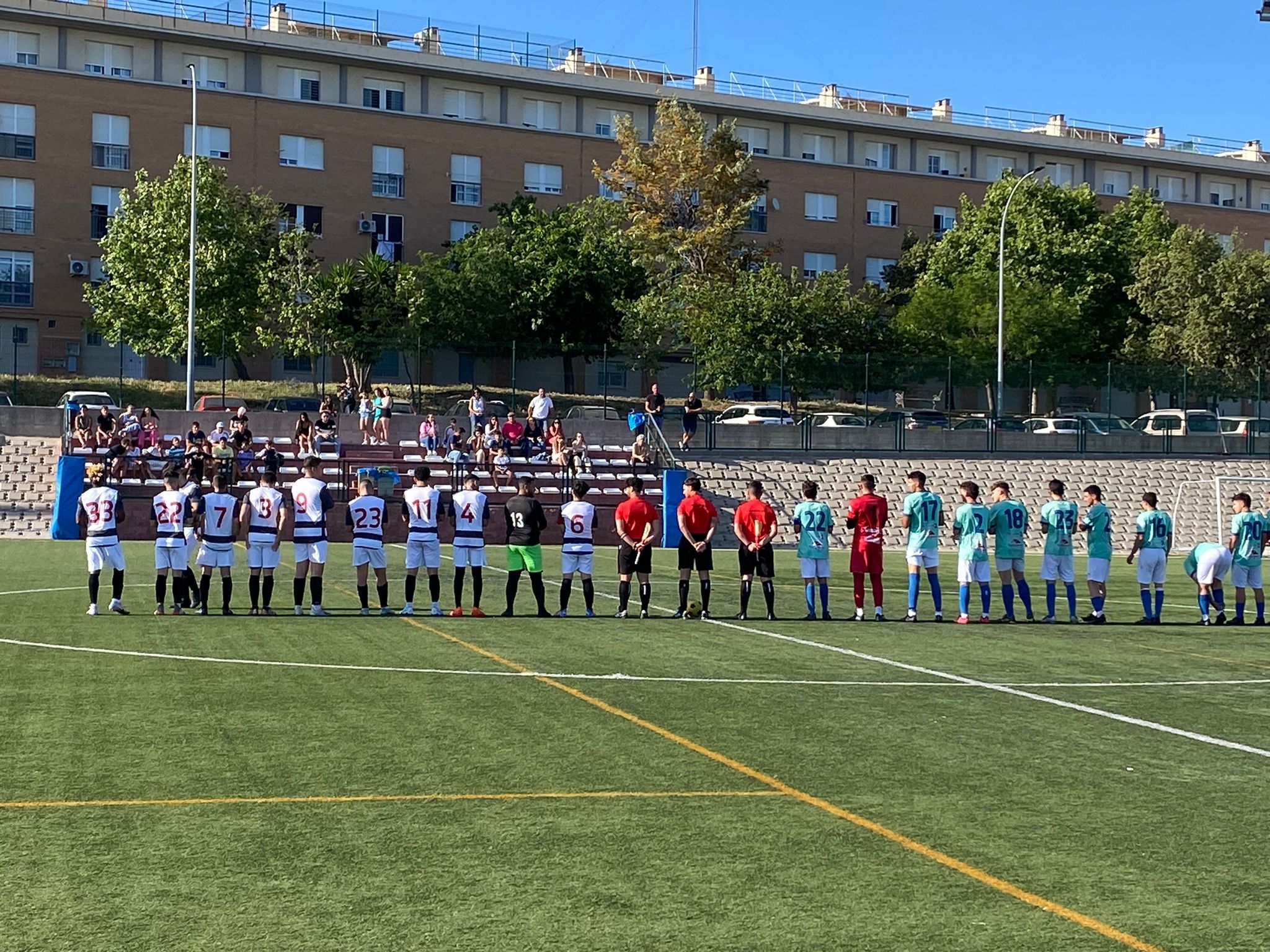 Los equipos de CD La Rock Puente y CD Novo Chiclana se presentan ante el público antes del partido