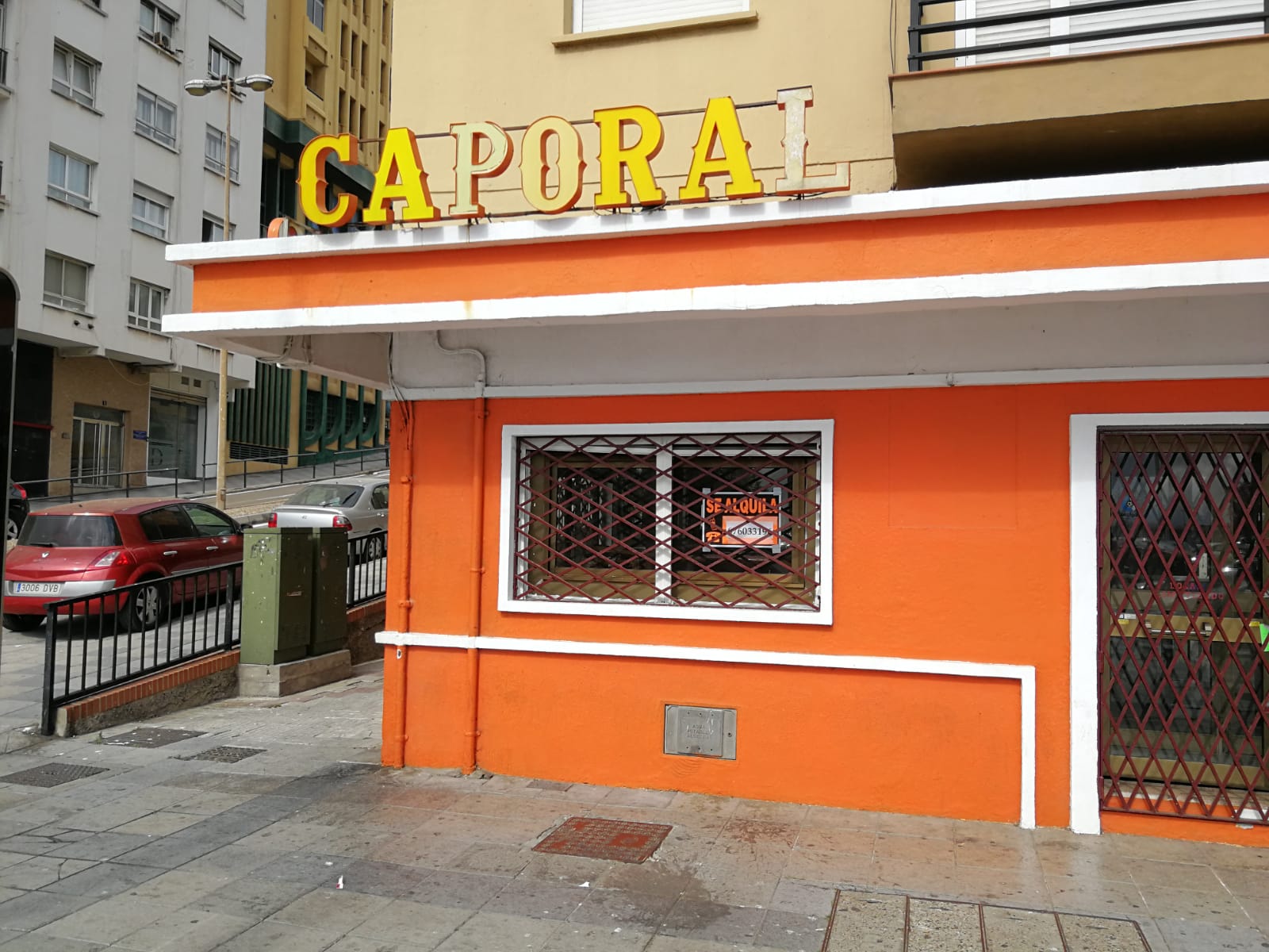 El local del Pollo Caporal con el cartel de 'Se Alquila'. Foto: Belén Jiménez.