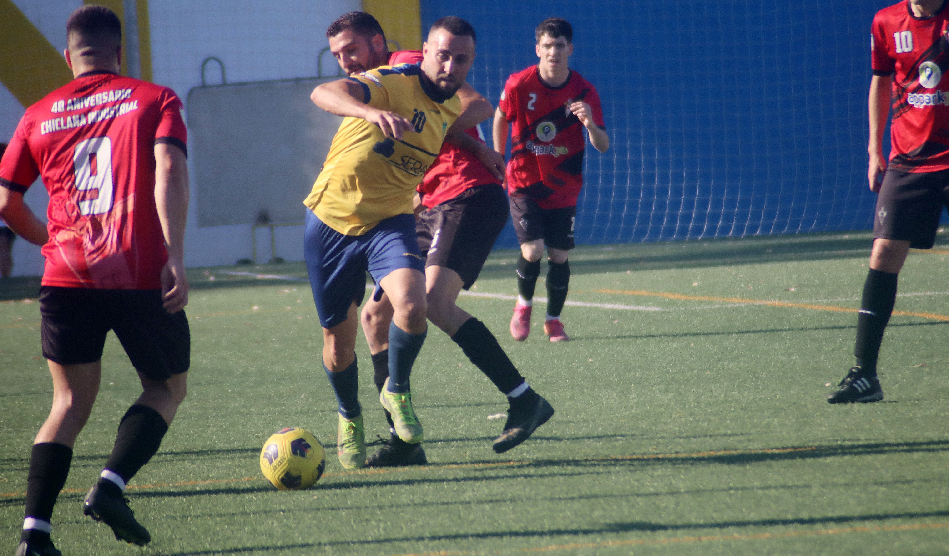 Carlos Porrúa, del CD San Bernardo, y Pablo (9), del Chiclana Industrial, se pierden la próxima y última jornada de la temporada/Foto: Axel S.C.