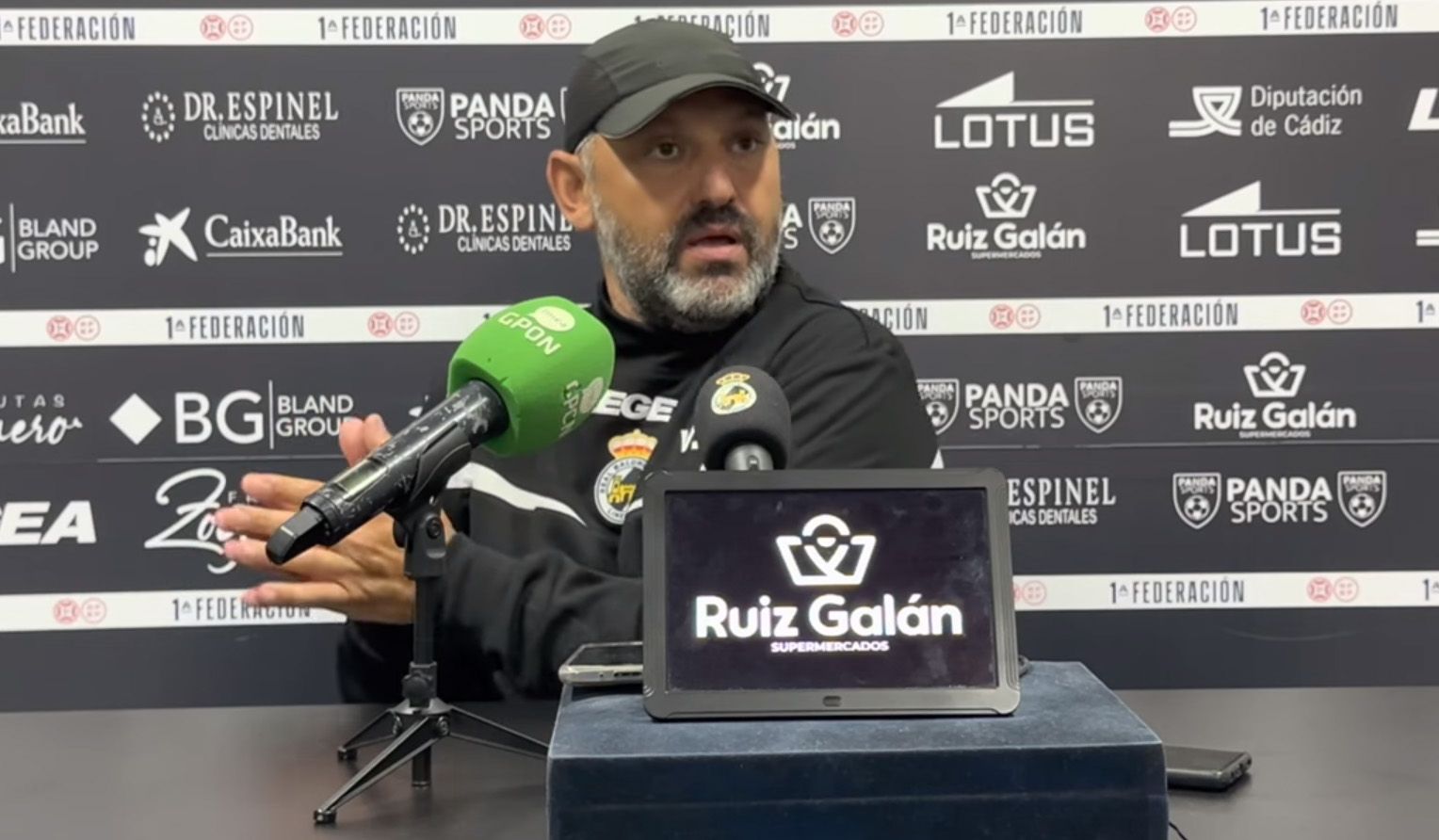 Víctor Basadre, entrenador de la RB Linense, en rueda de prensa