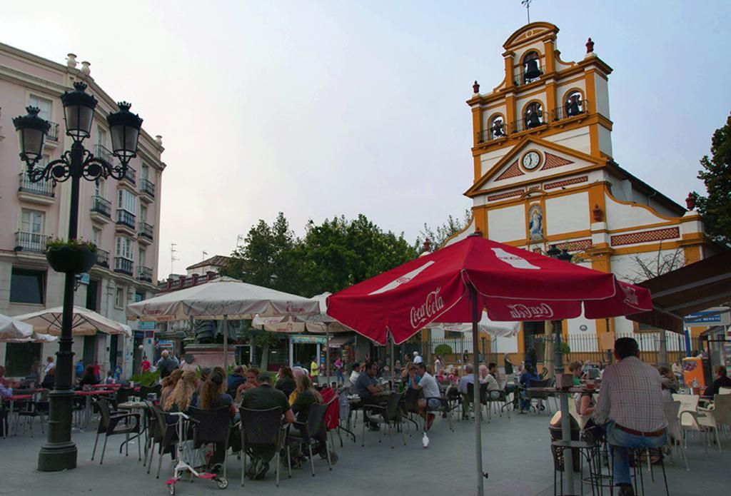 En esta imagen, la Plaza de la Iglesia y algunos bares de la ciudad. Foto: Turismo Campo de Gibraltar.